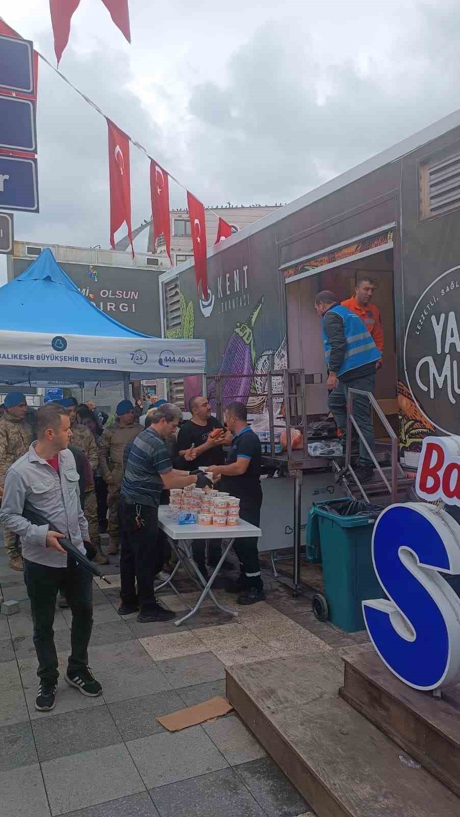 B&uuml;y&uuml;kşehir Belediyesi 107 ara&ccedil; ve 242 personelle deprem b&ouml;lgesinde
