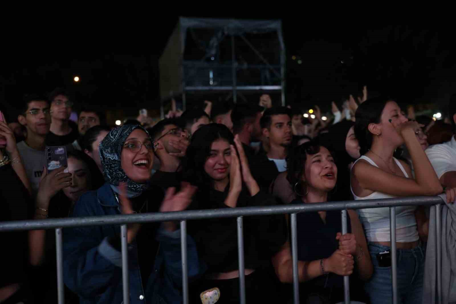 Başkan &Ccedil;er&ccedil;ioğlu, sevilen sanat&ccedil;ıları gen&ccedil;lerle buluşturmaya devam ediyor
