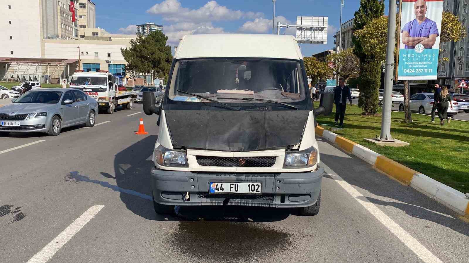 Minib&uuml;s&uuml;n &ccedil;arptığı yaşlı kadın yaralandı
