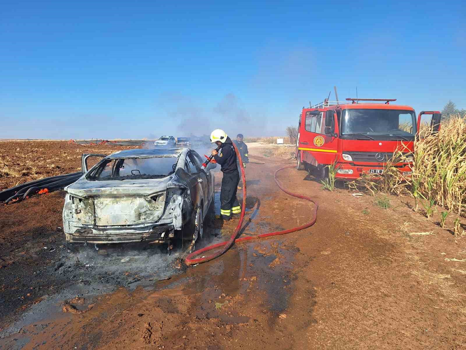 Diyarbakır’da seyir halindeki araç küle döndü