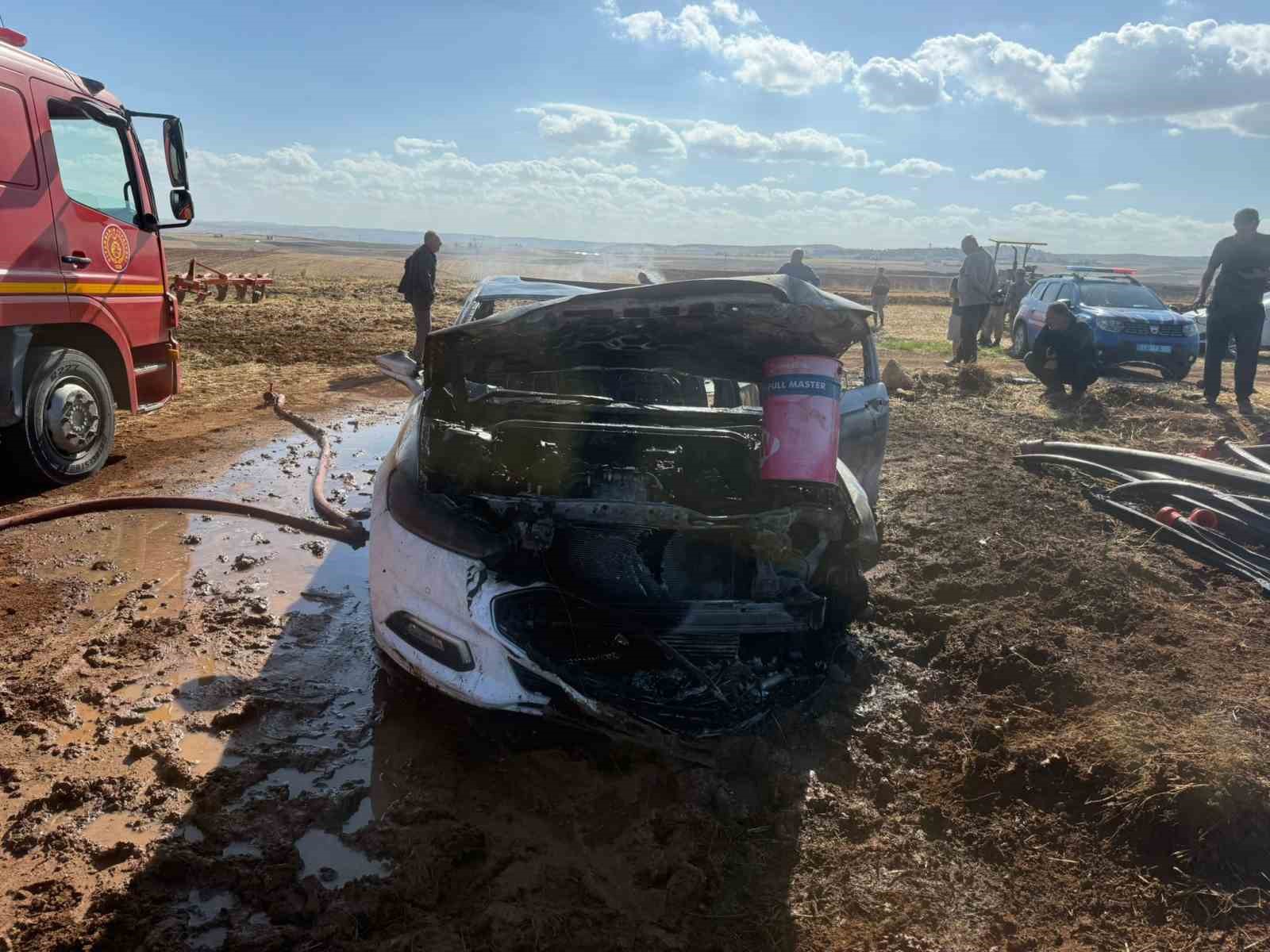 Diyarbakır&rsquo;da seyir halindeki ara&ccedil; k&uuml;le d&ouml;nd&uuml;
