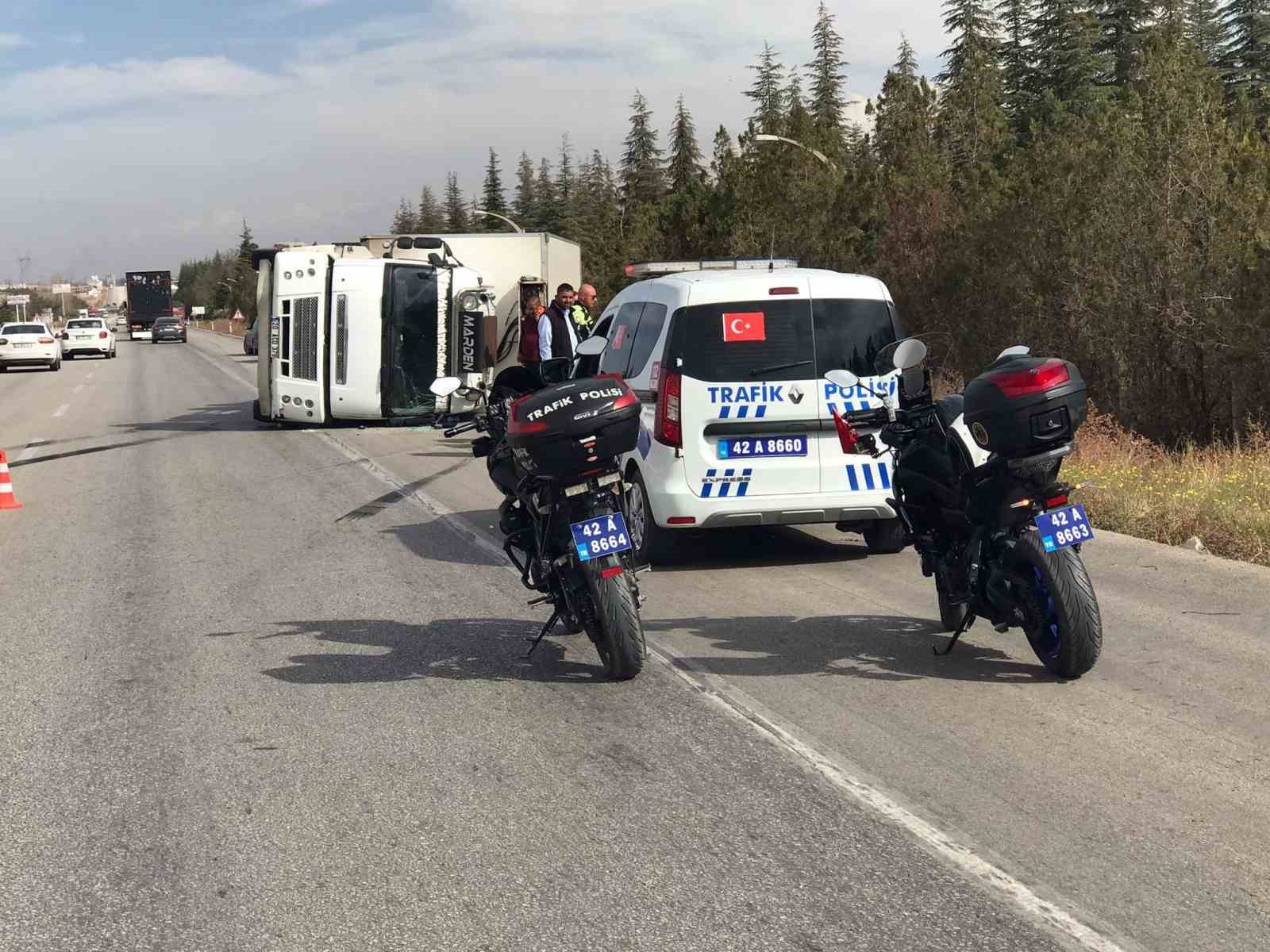 Yağ y&uuml;kl&uuml; kamyon devrildi: 1 yaralı
