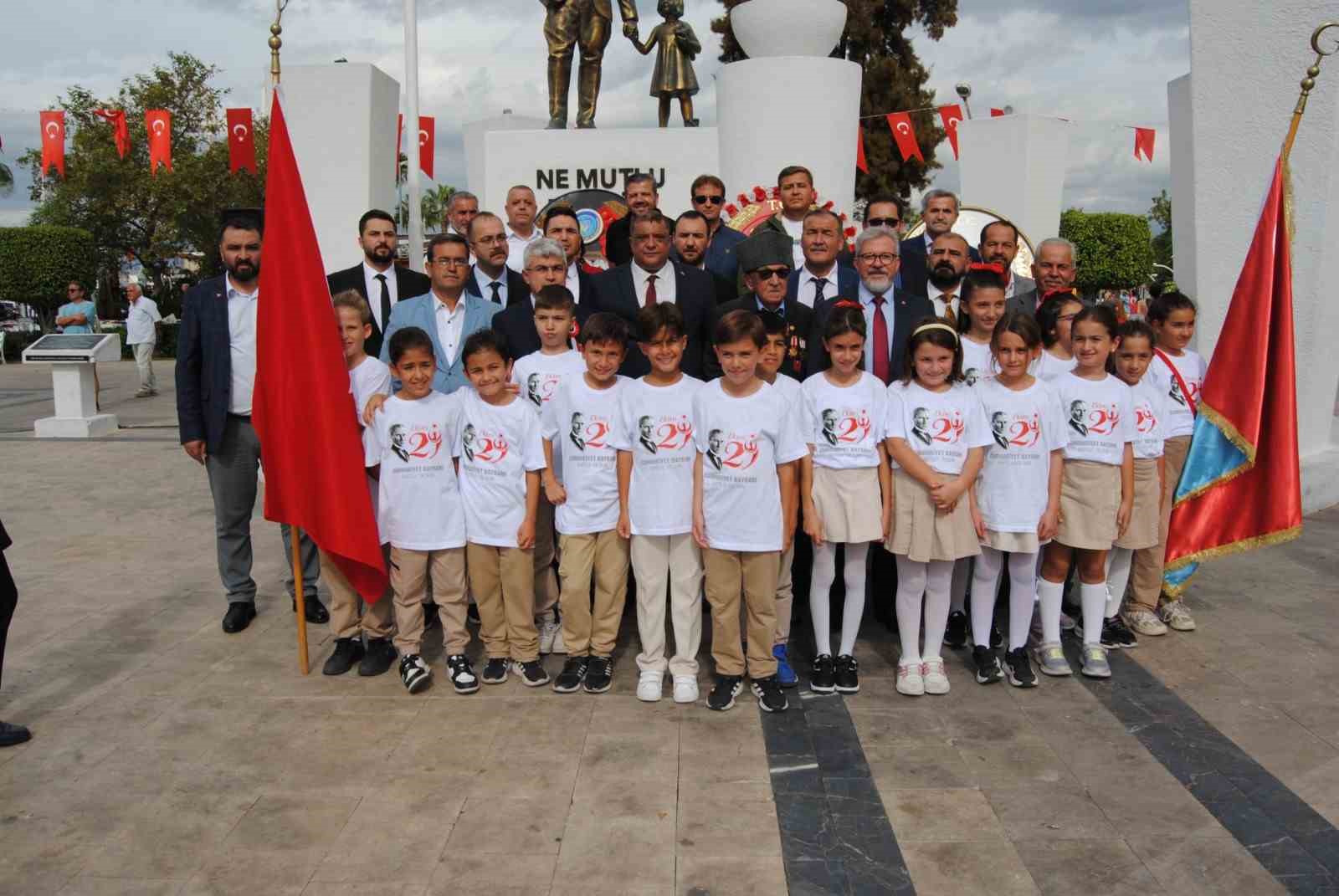 Fethiye’de 29 Ekim Cumhuriyet Bayramı çelenk sunma töreni ile başladı
