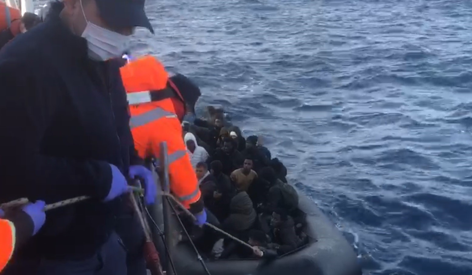 İzmir a&ccedil;ıklarında 2 lastik bot durduruldu, 86 g&ouml;&ccedil;men yakalandı
