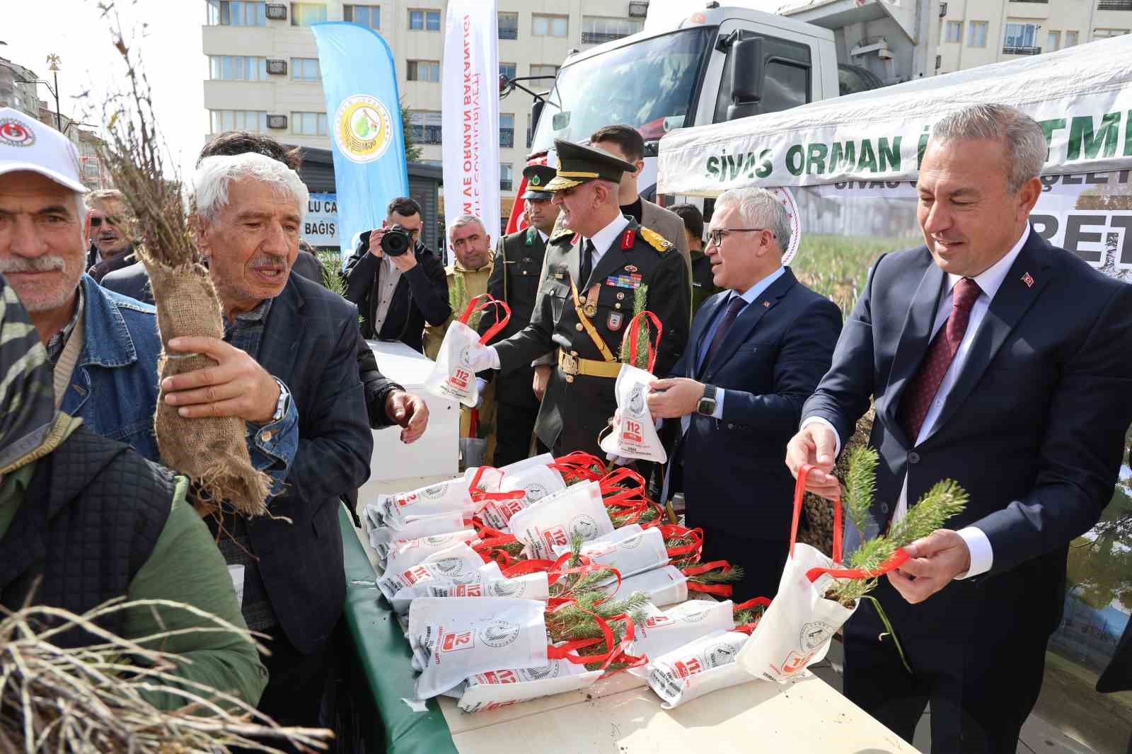 Cumhuriyeti fidan dağıtarak kutladılar