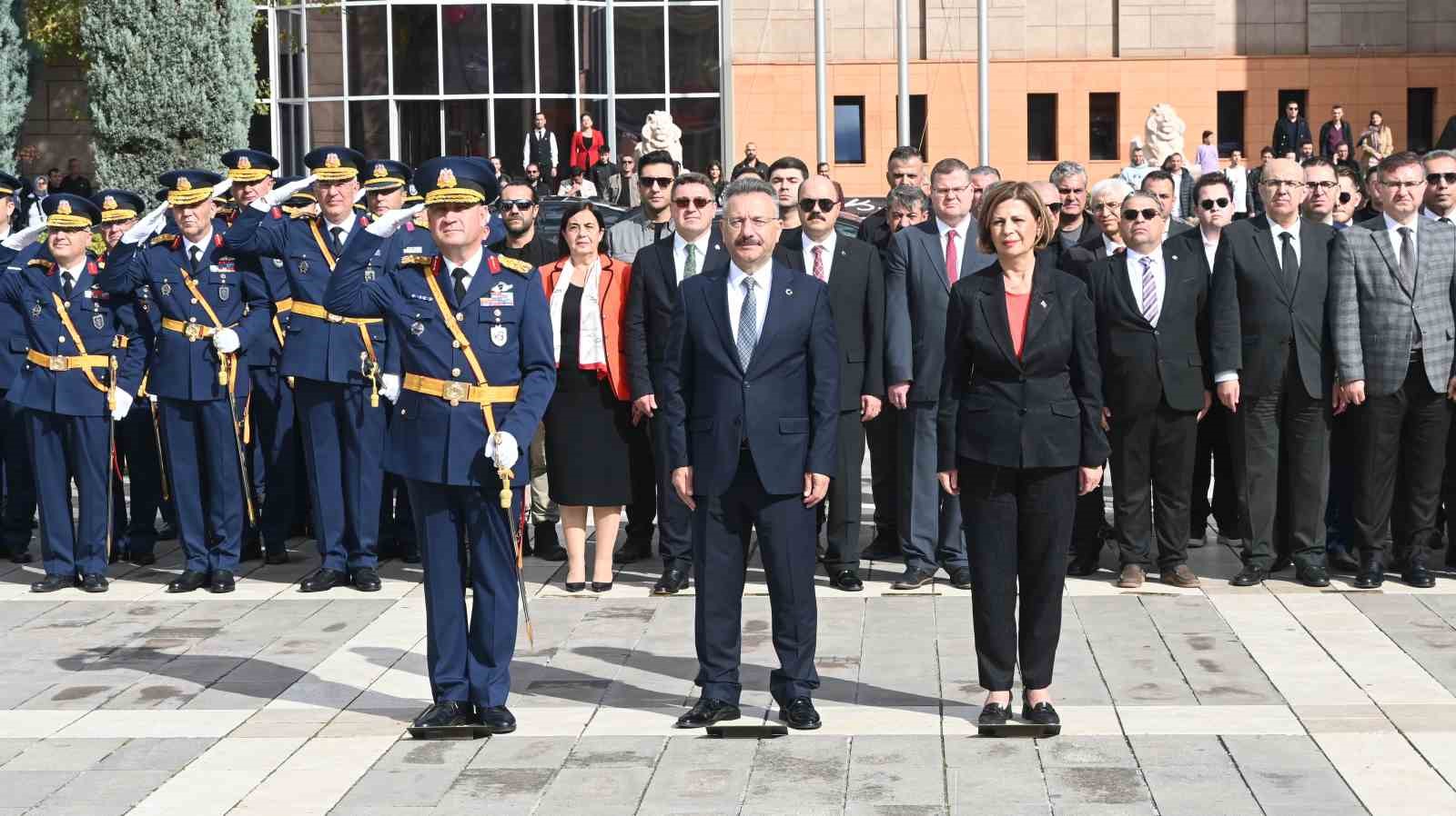 Eskişehir&rsquo;de 29 Ekim kutlamaları &ccedil;elenk sunma t&ouml;reniyle başladı
