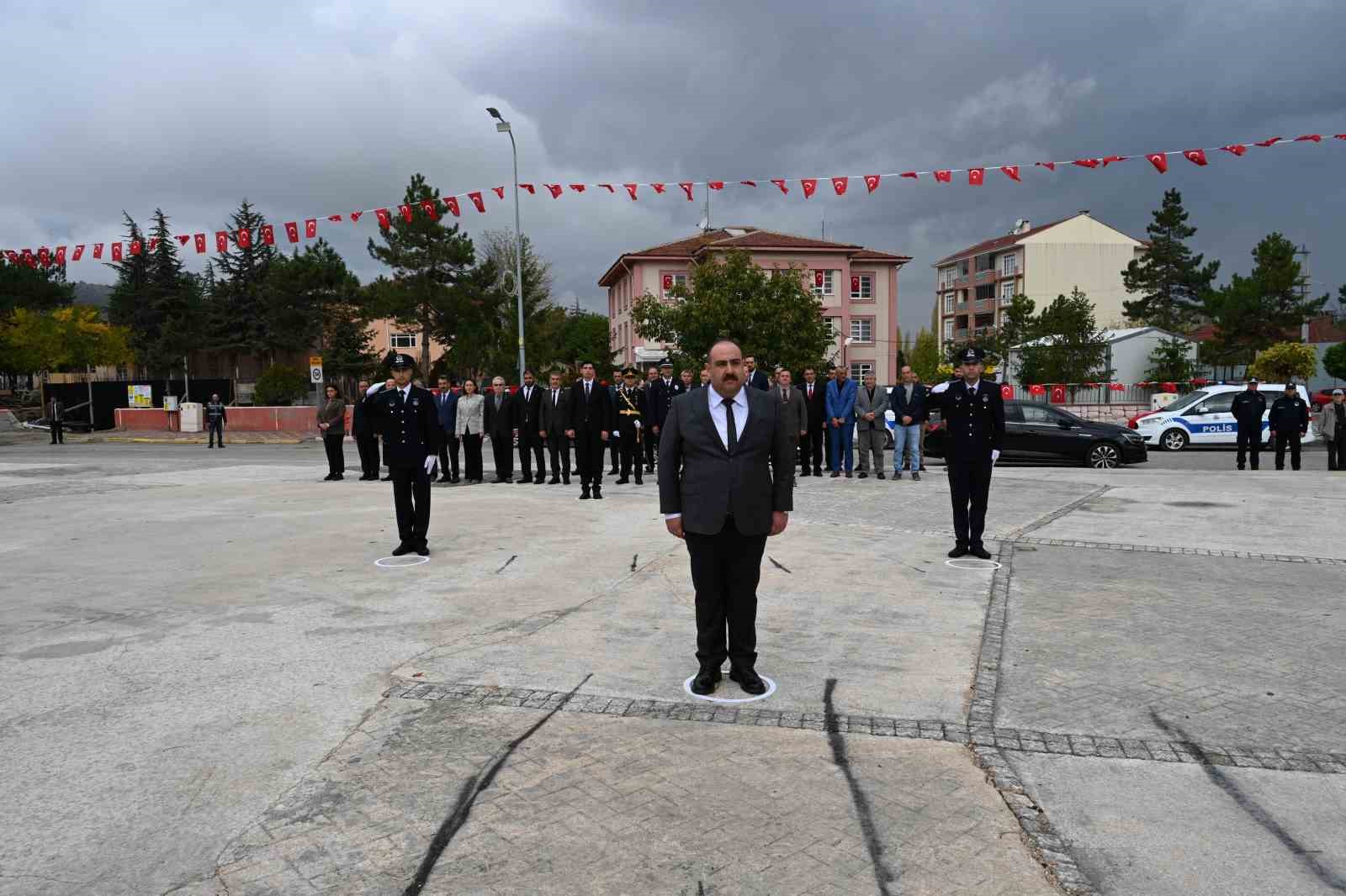 İnönü’de Cumhuriyet’in 102. yıl kutlamaları çelenk sunumuyla başladı