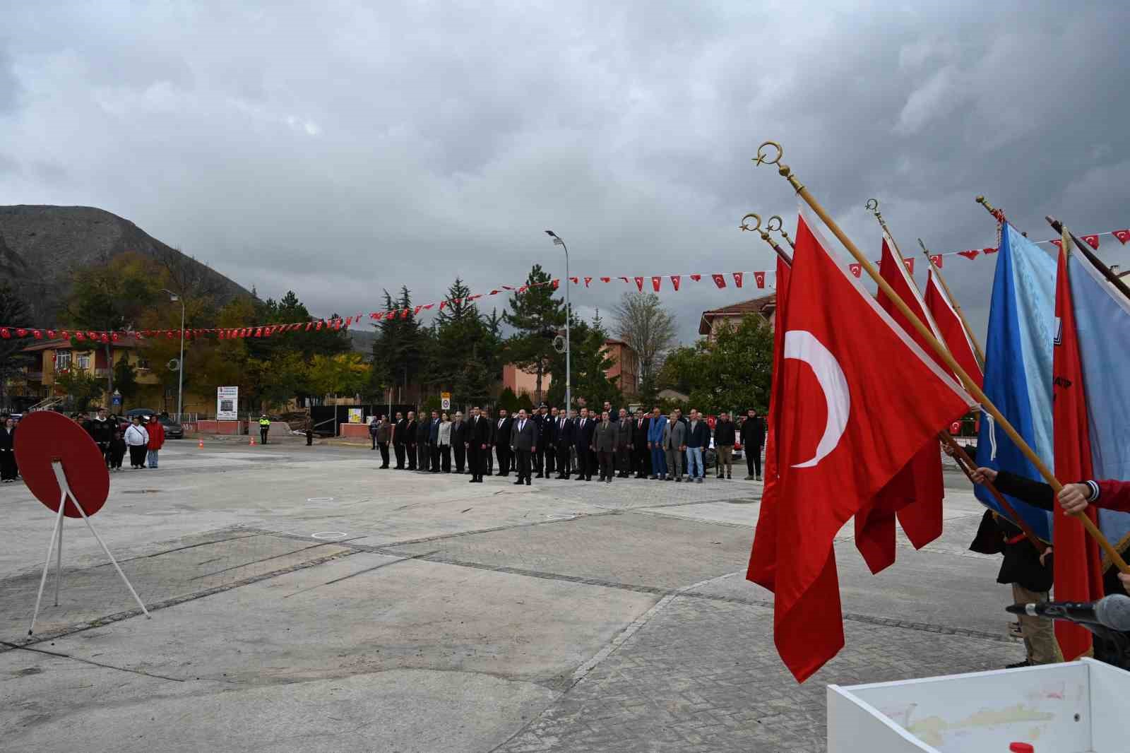 İn&ouml;n&uuml;&rsquo;de Cumhuriyet&rsquo;in 102. yıl kutlamaları &ccedil;elenk sunumuyla başladı

