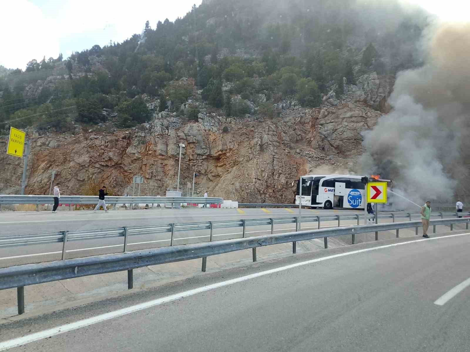 Yolcu otobüsü alev aldı