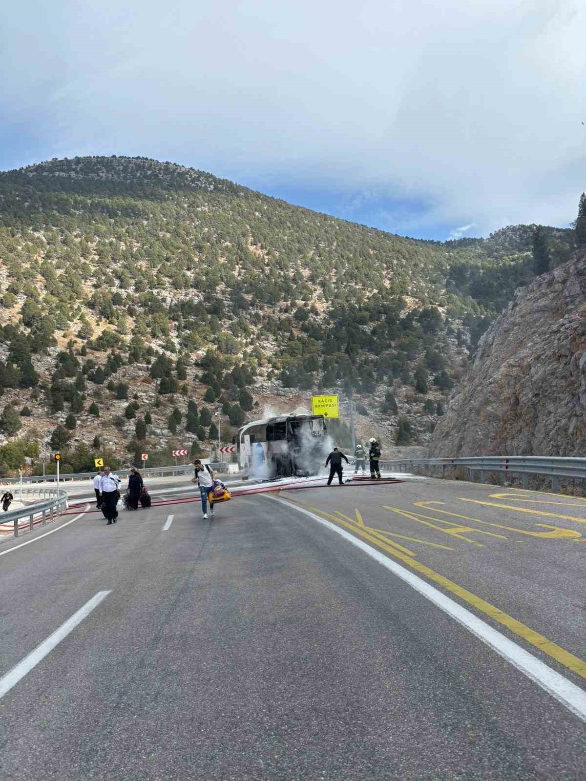 Yolcu otob&uuml;s&uuml; alev aldı
