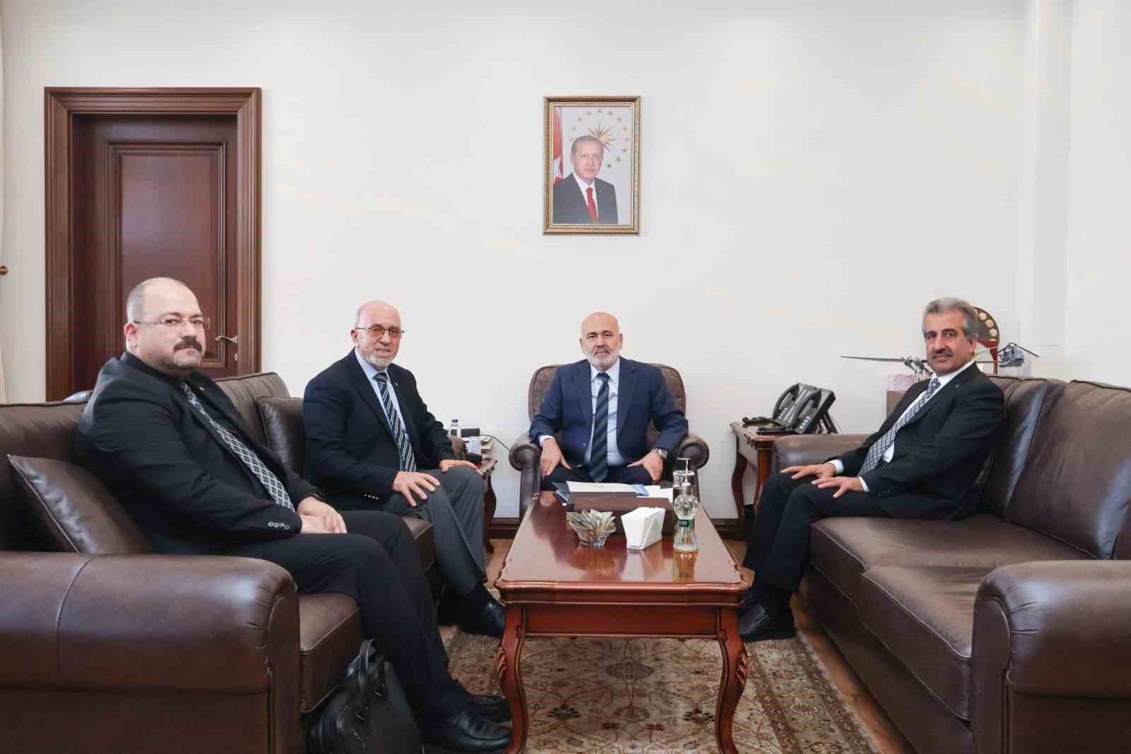 Başkan Dumandağ, bakan yardımcılarıyla bir araya geldi
