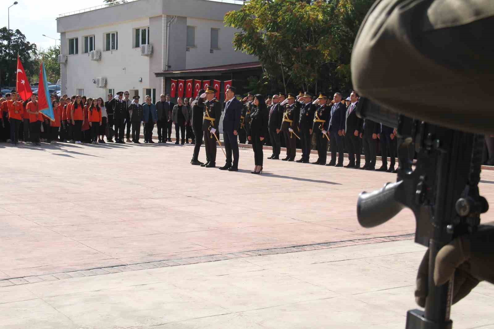 Tunceli’de Cumhuriyet Bayramı kutlamaları çelenk sunma töreni ile başladı