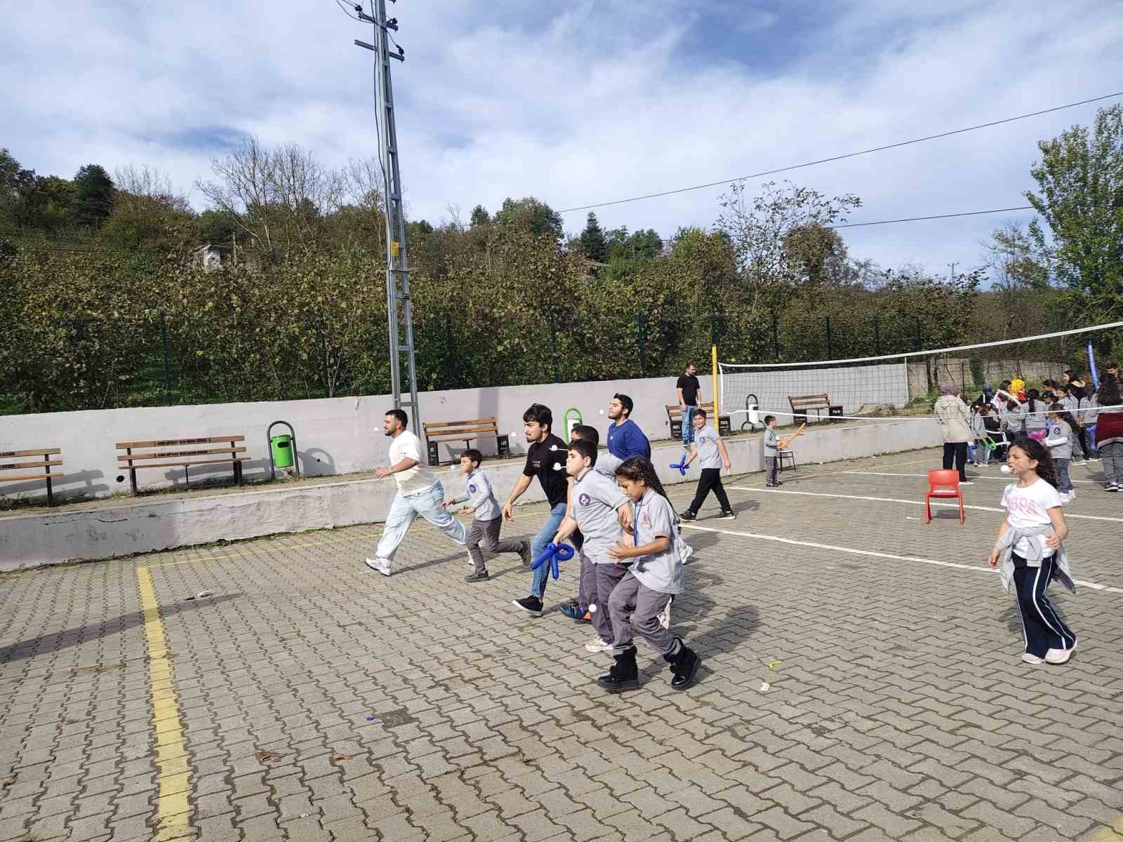 Veliler geleneksel oyunlarla yeniden &ccedil;ocuk oldu
