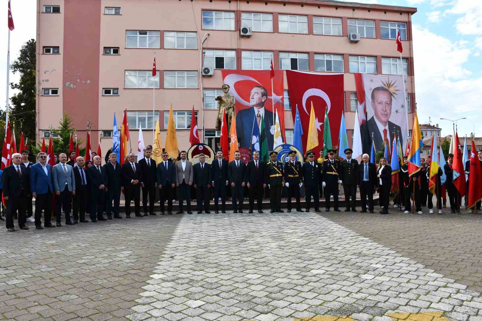 Vezirköprü’de çelenk sunma töreni