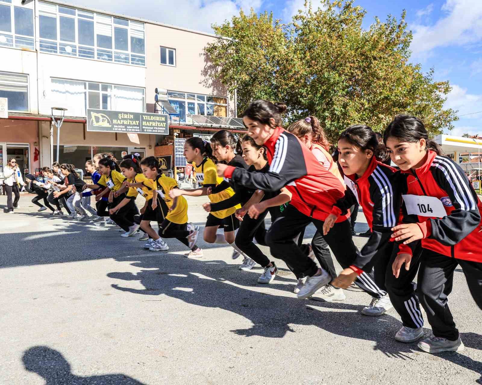 Çamelili çocuklar cumhuriyete koştu