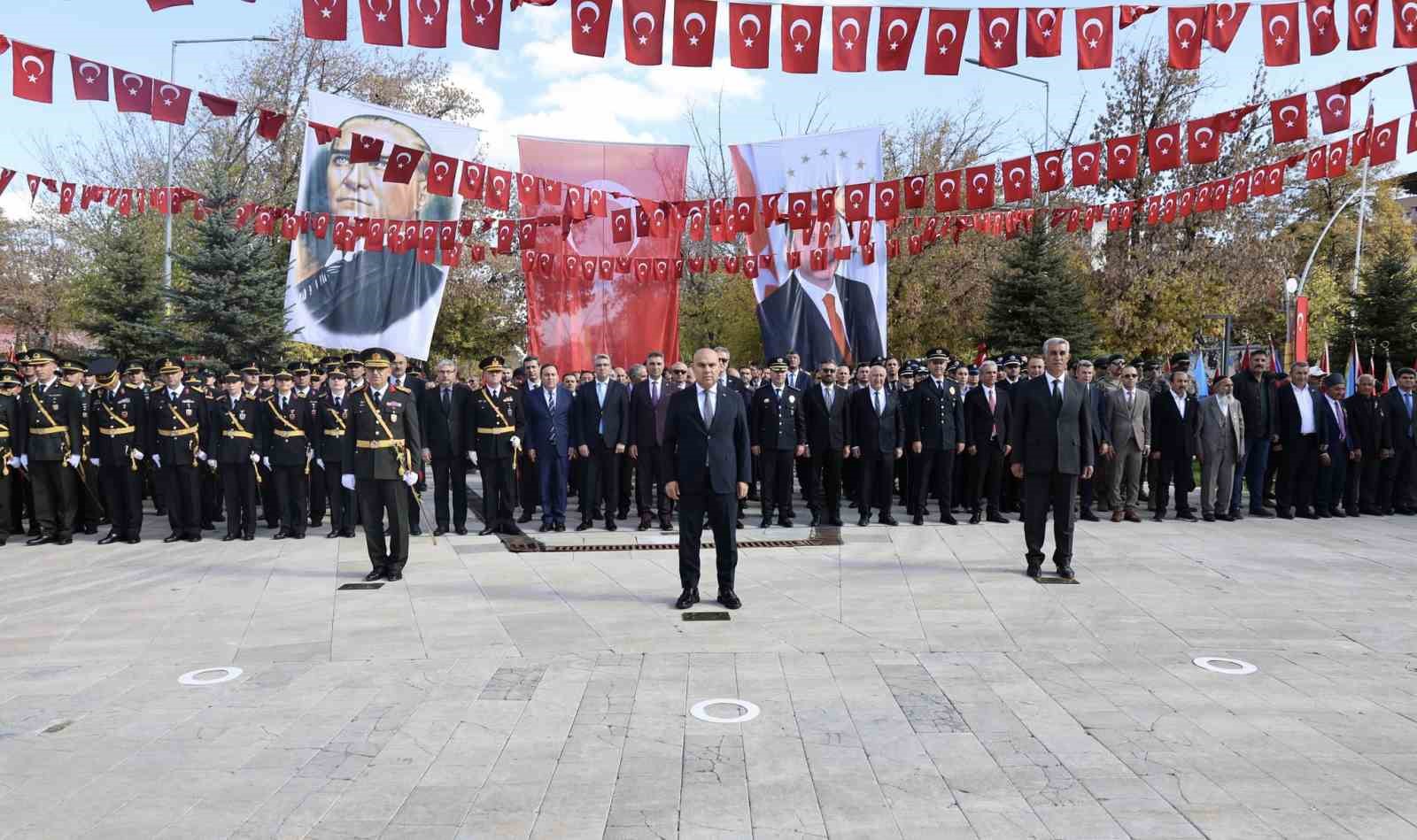 Ağrı&rsquo;da 29 Ekim Cumhuriyet Bayramı &ccedil;elenk sunma t&ouml;reni d&uuml;zenlendi
