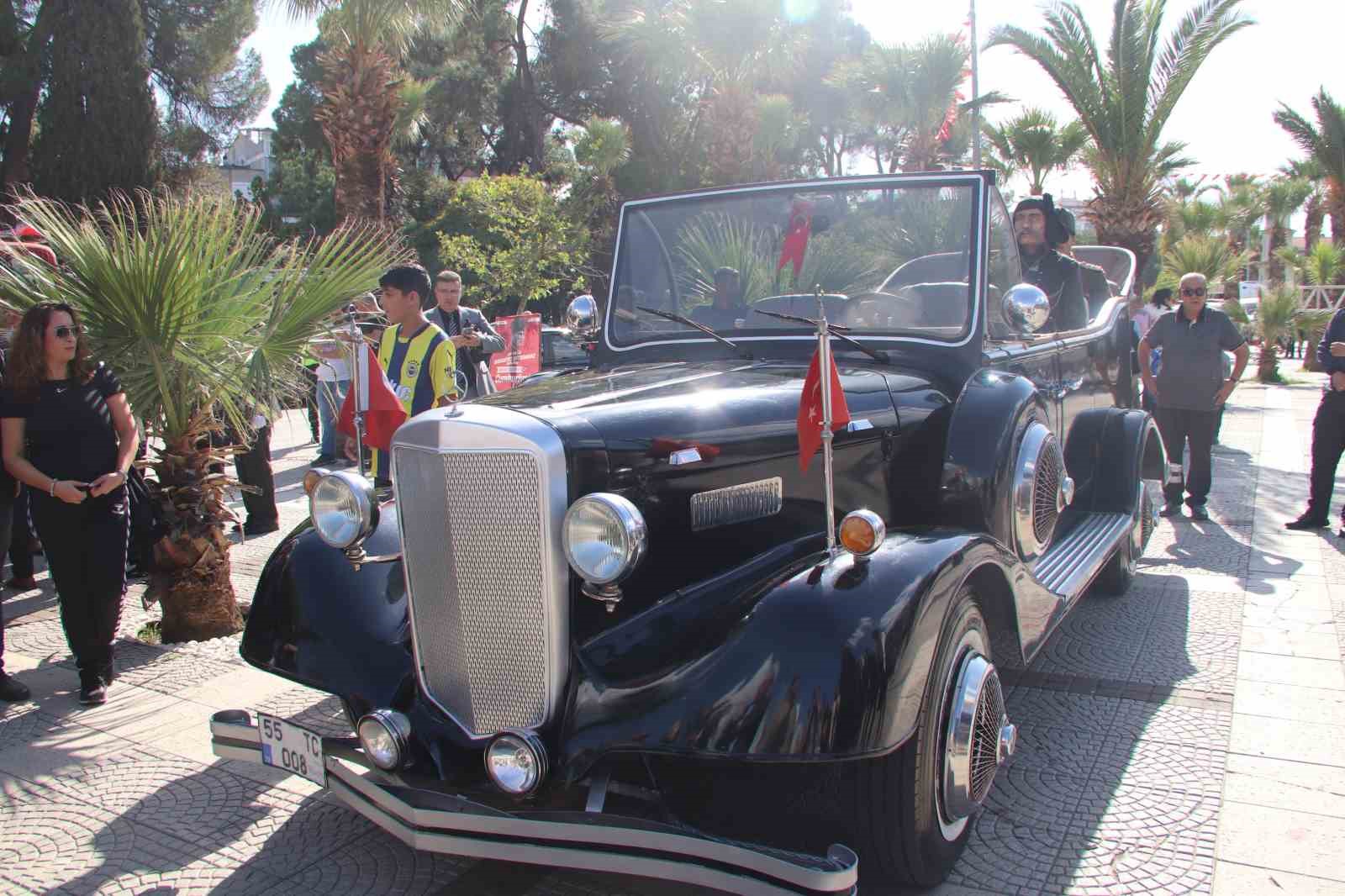 Atatürk’ün makam aracının aynısı Turgutlu’da ilgi odağı oldu
