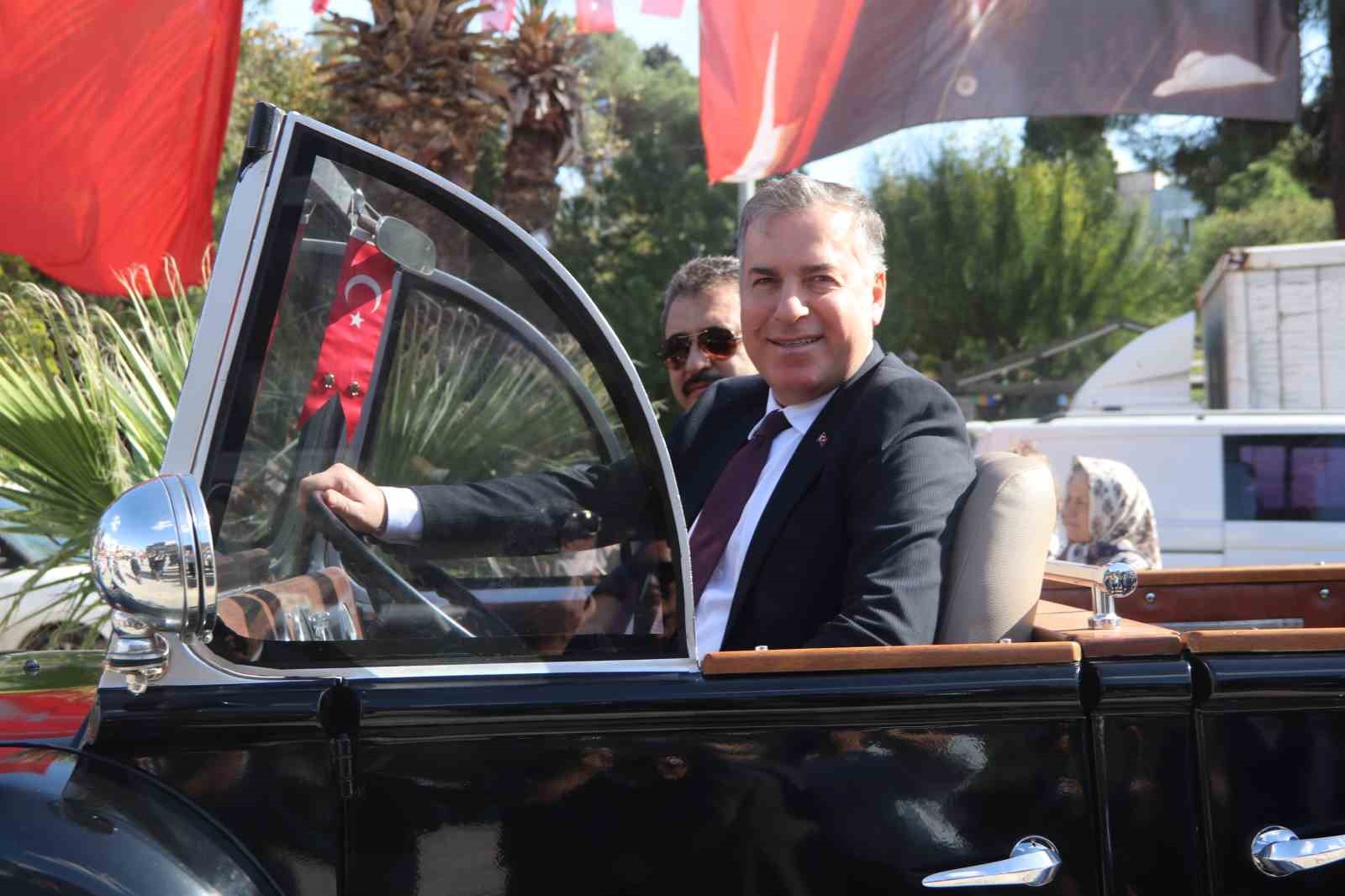 Atat&uuml;rk&rsquo;&uuml;n makam aracının aynısı Turgutlu&rsquo;da ilgi odağı oldu
