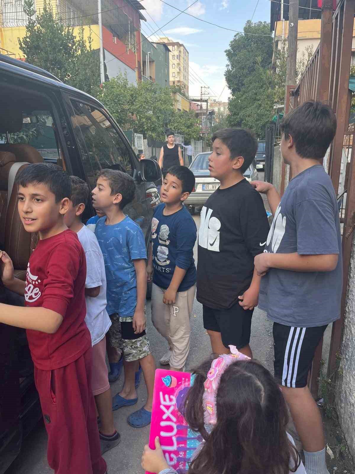 &Ccedil;ocuklar, hediye oyuncaklarla sevindi
