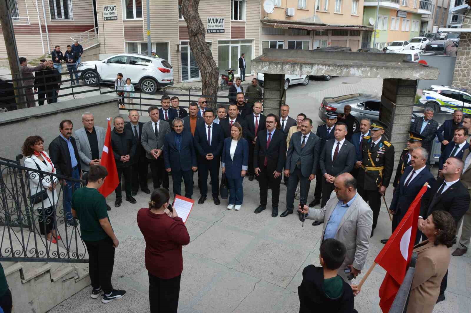 Demirci&rsquo;de 97 yıl &ouml;nceki cumhuriyet karesi yeniden canlandı
