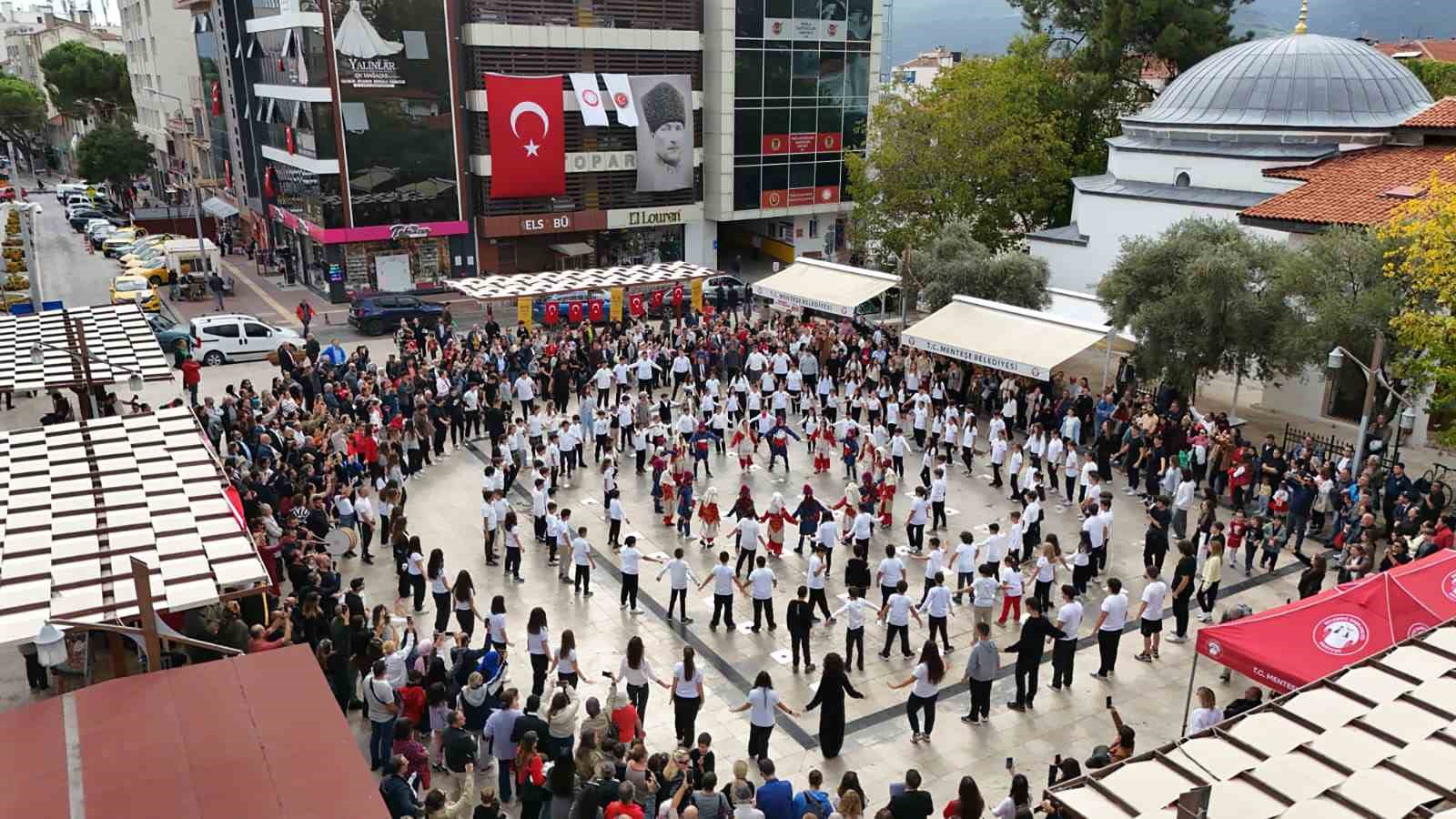 MTK Koleji&rsquo;nden "Adım Adım Cumhuriyet" Zeybek g&ouml;sterisi
