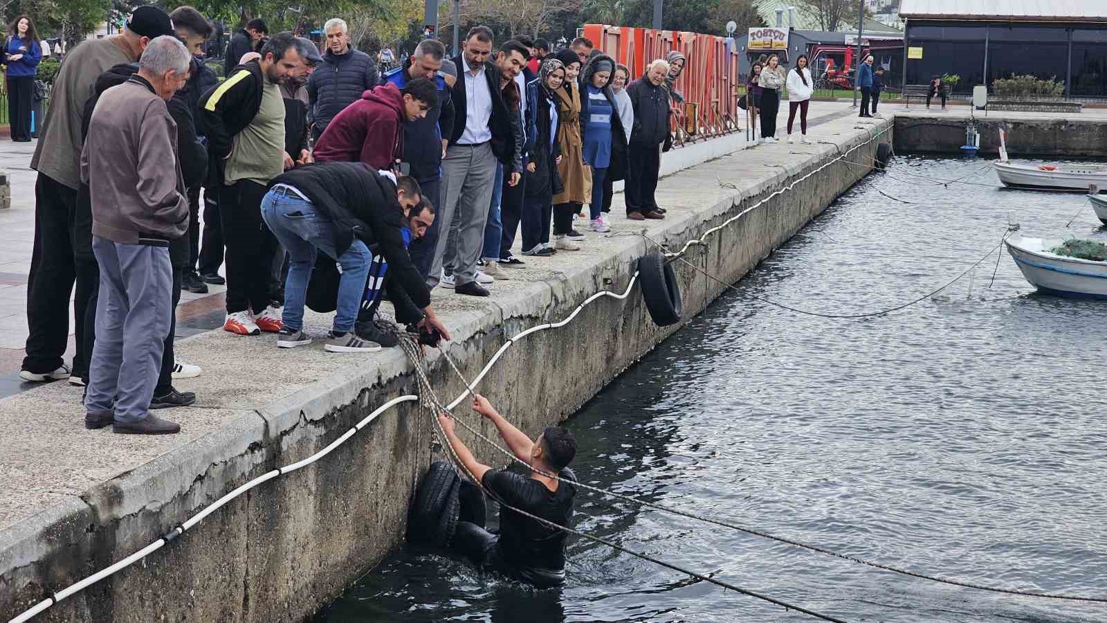 Bandırma’da iddiayı kaybeden genç kış günü denize atladı