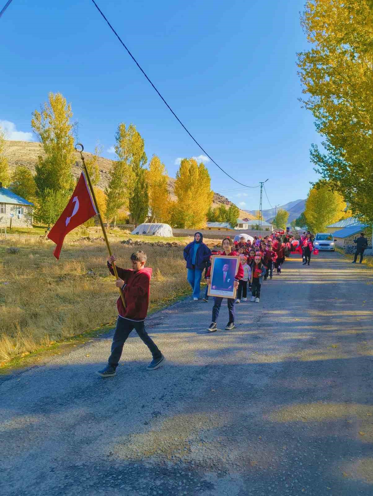 K&ouml;y okulları 29 Ekim coşkusuyla doldu
