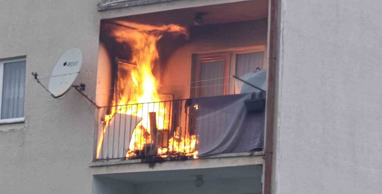Balkonda çıkan yangın evi küle çeviriyordu