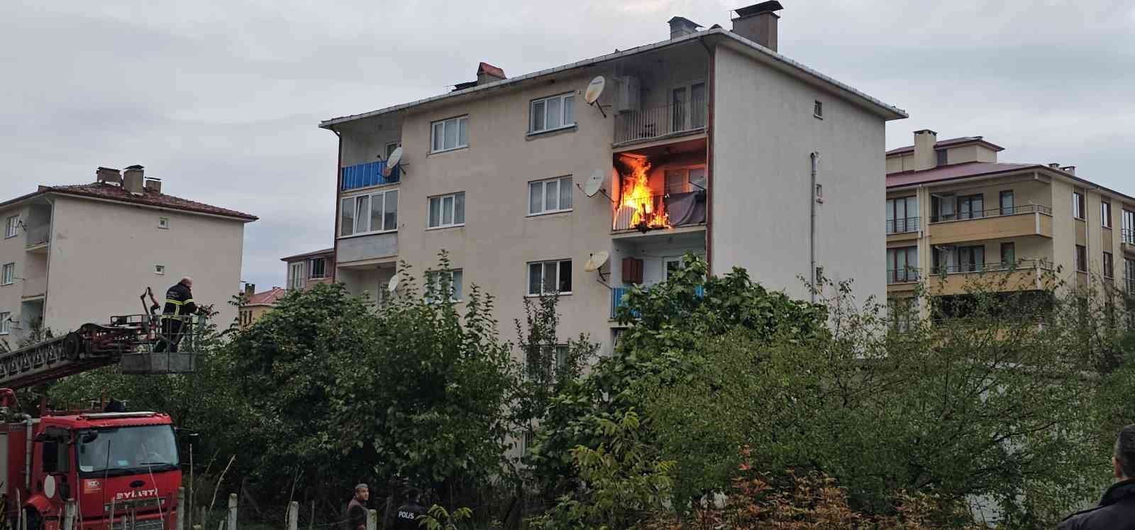 Balkonda çıkan yangın evi küle çeviriyordu