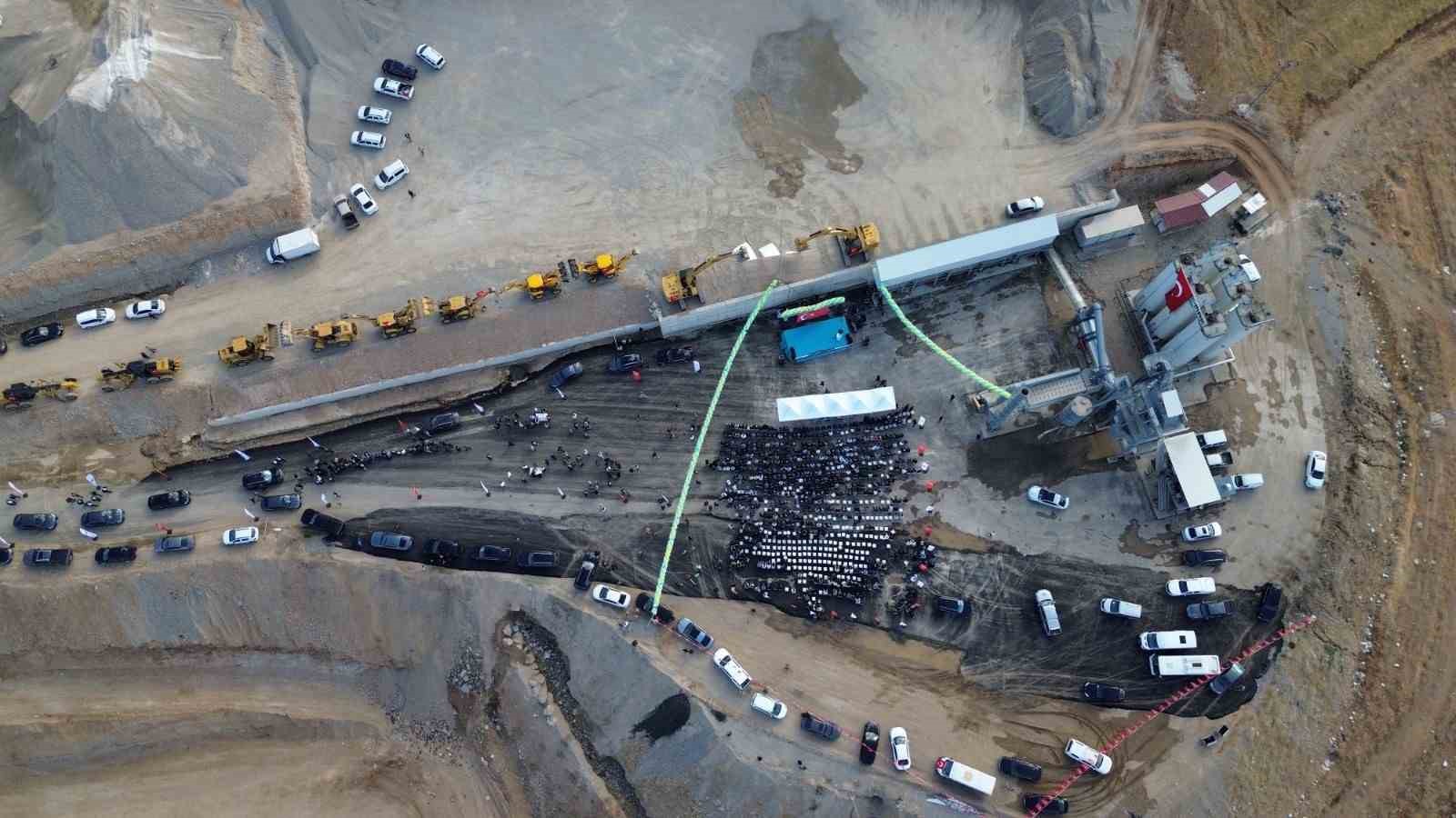 Siirt’e Cumhuriyet’in 102’nci yılına özel 102 kilometrelik yol çalışması