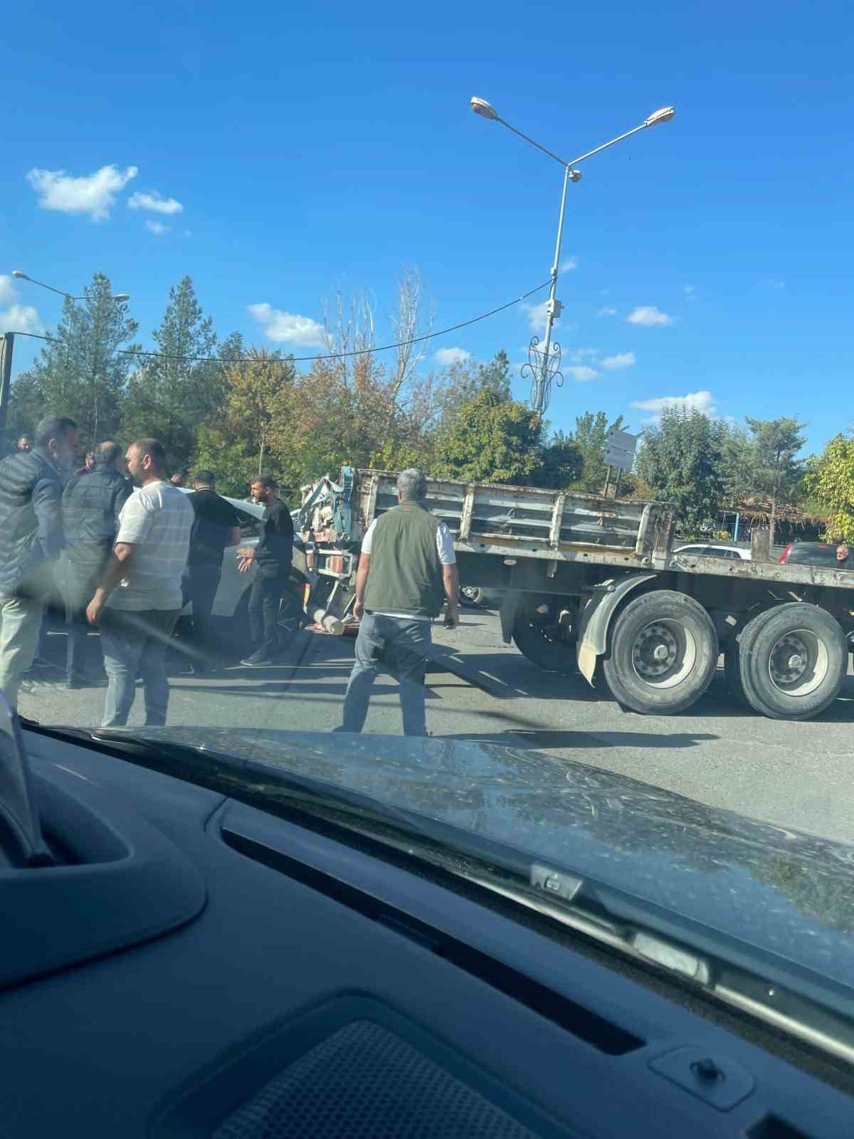 Tırın dorsesi otomobilin teker bölümüne takıldı