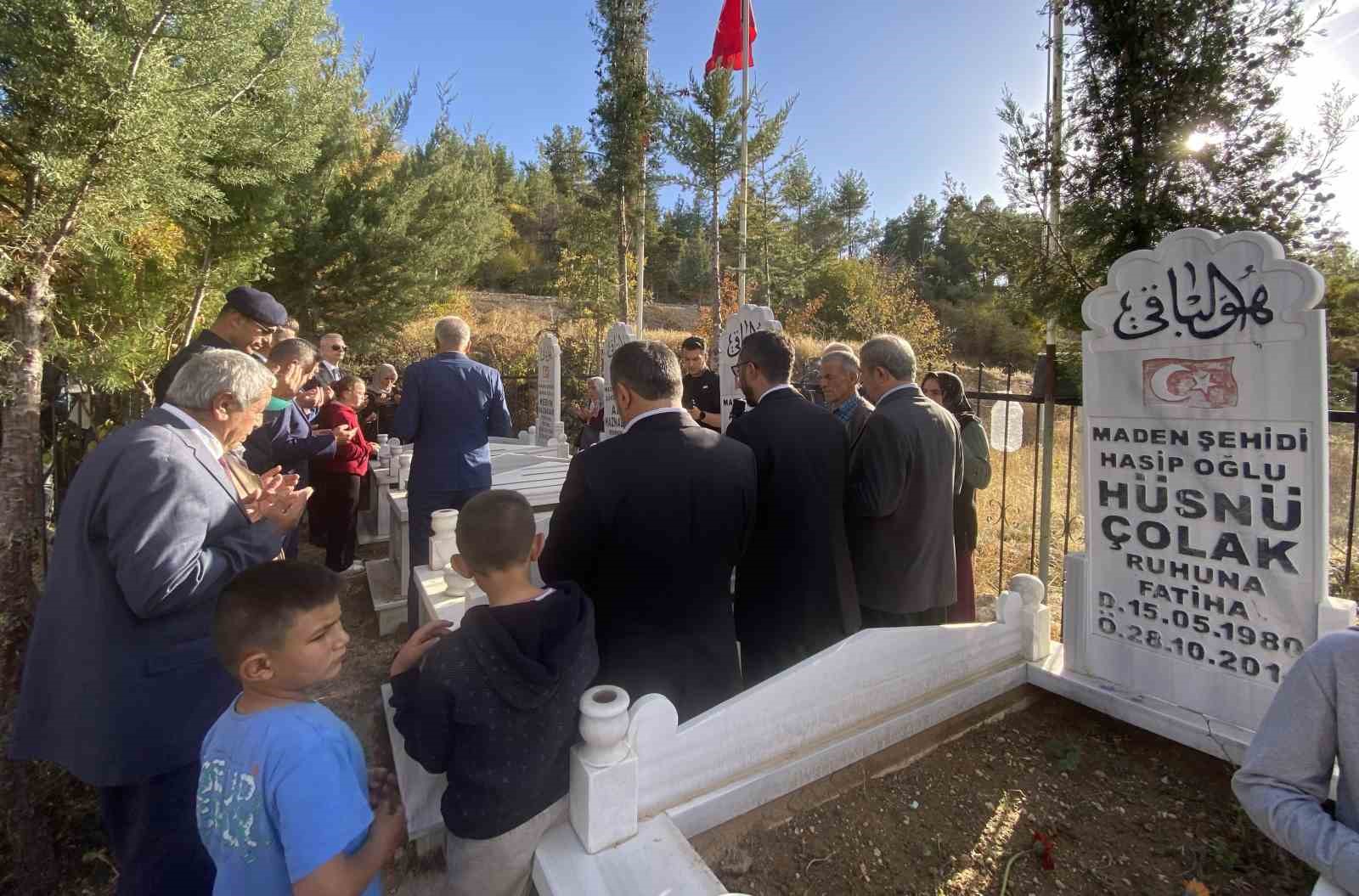 Ermenek’teki maden faciasında hayatını kaybeden işçiler mezarları başında anıldı