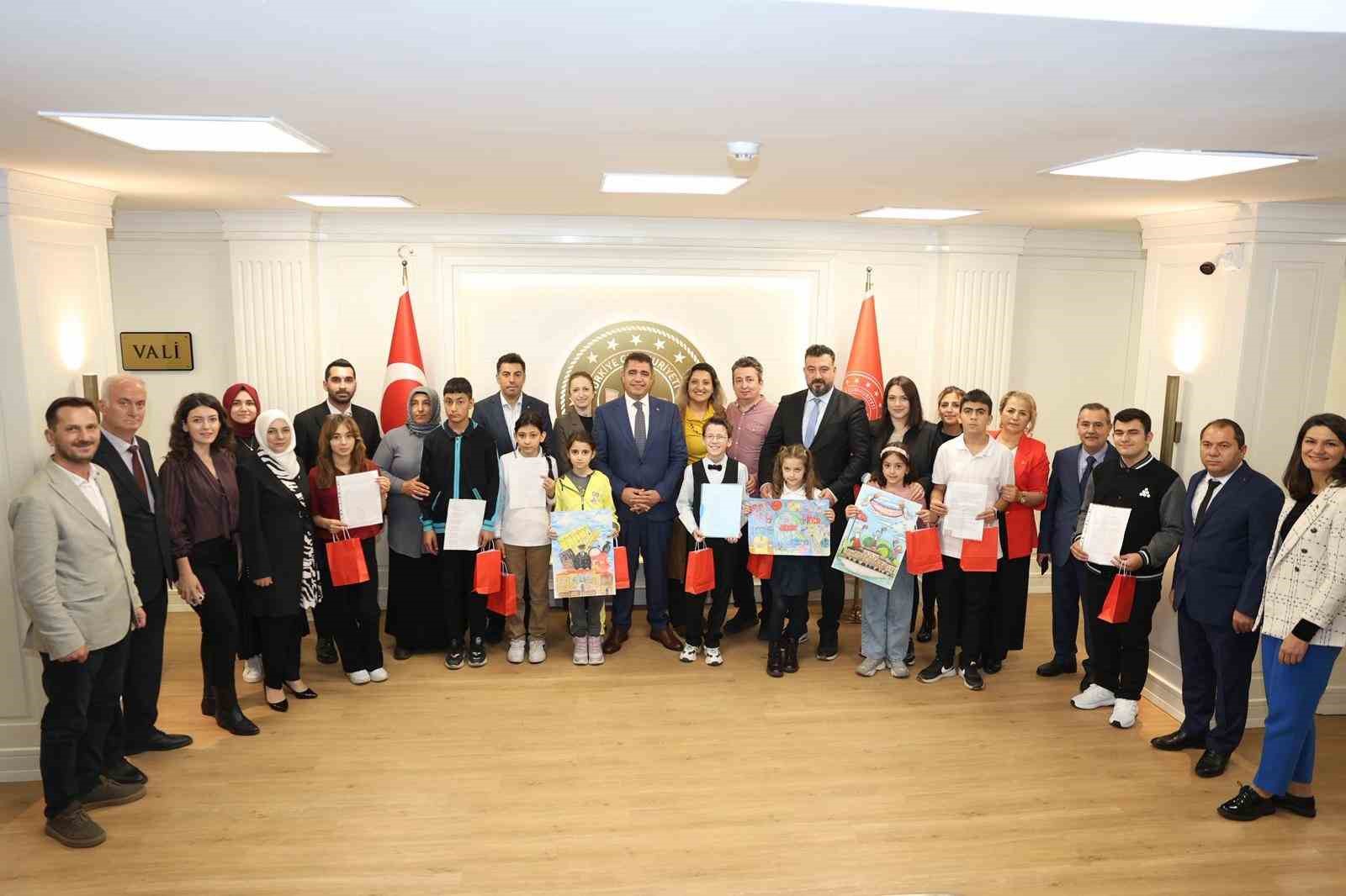 Vali Aslan, yarışmada dereceye giren &ccedil;ocukları ağırladı
