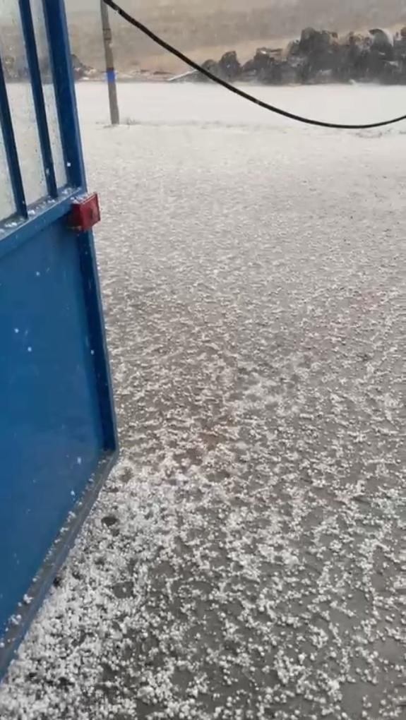 Eskişehir&rsquo;de dolu yağışı: Sokak saniyeler i&ccedil;inde beyaza b&uuml;r&uuml;nd&uuml;
