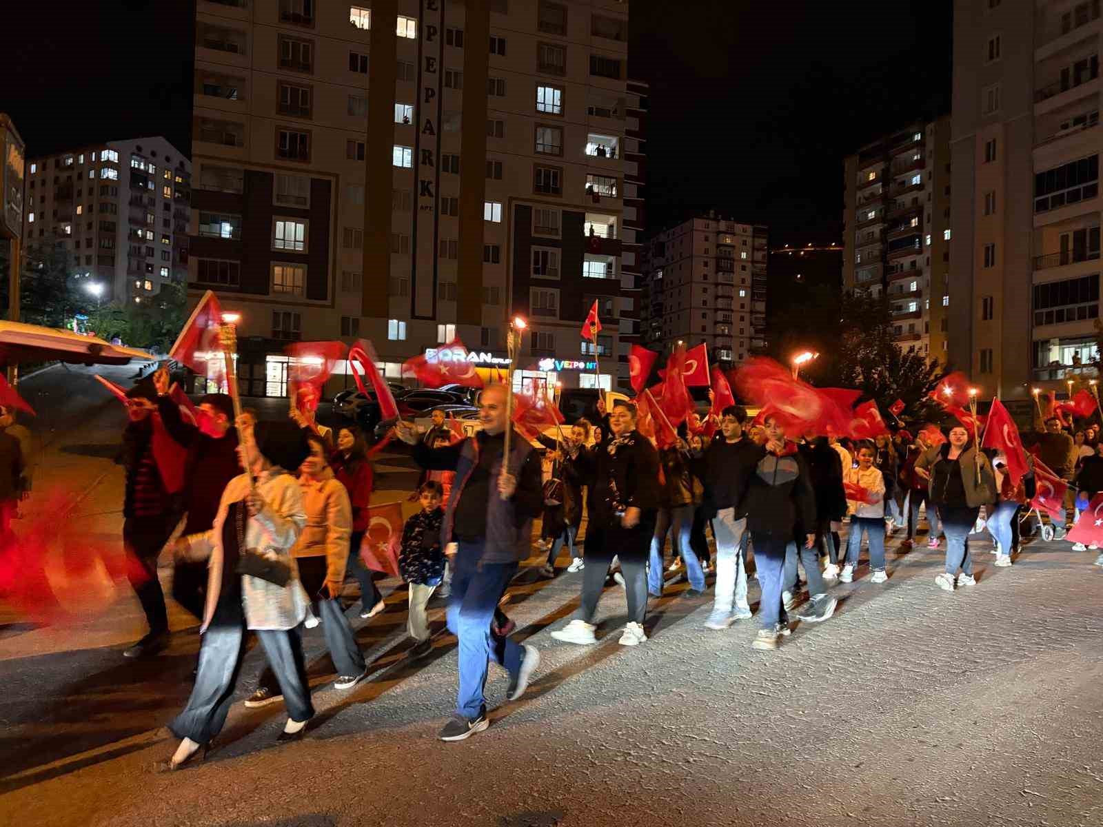 Erciyes Koleji&rsquo;nden coşkulu fener alayı y&uuml;r&uuml;y&uuml;ş&uuml;
