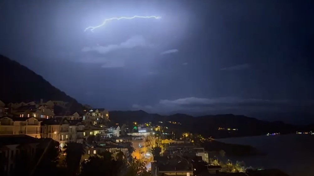 Kaş’ta şimşekler geceyi gündüze çevirdi: Muhteşem doğa olayı kameraya yansıdı