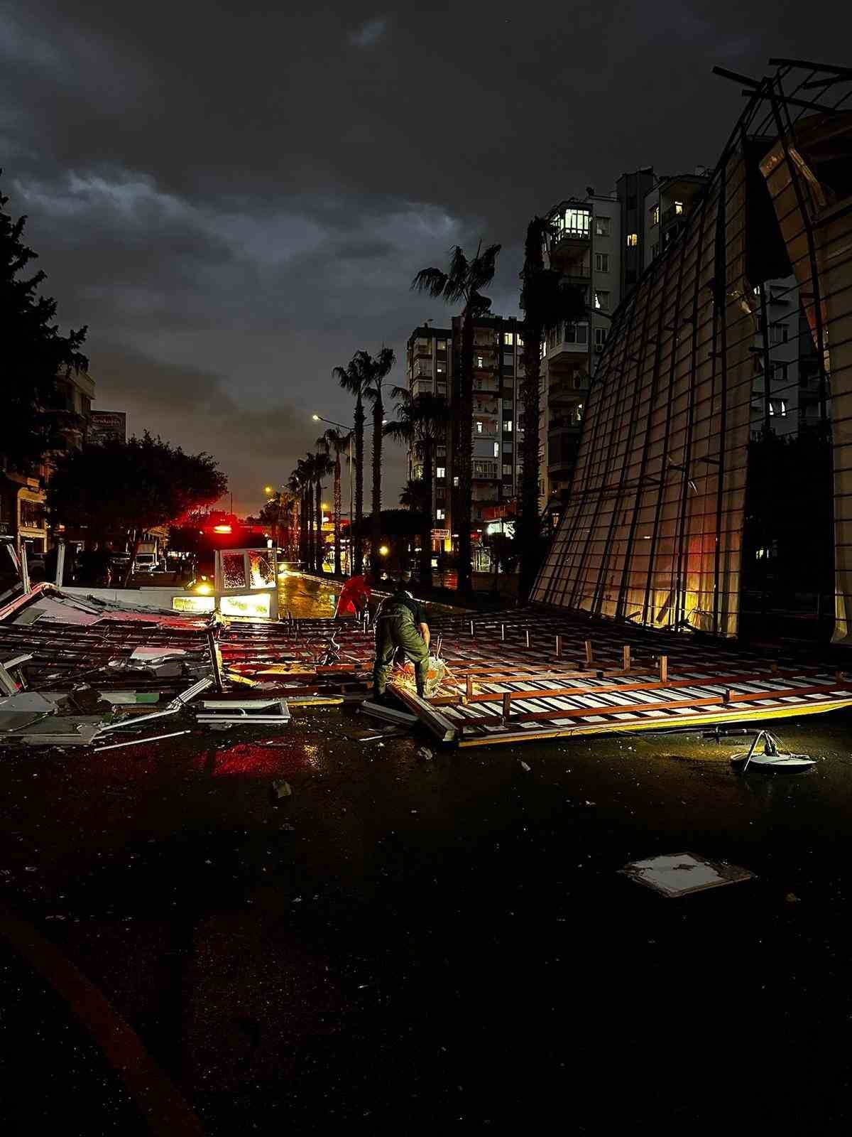 Belediye ekipleri, yağışın oluşturduğu olumsuzluklara 81 ara&ccedil; ve 323 personelle hızla m&uuml;dahale etti
