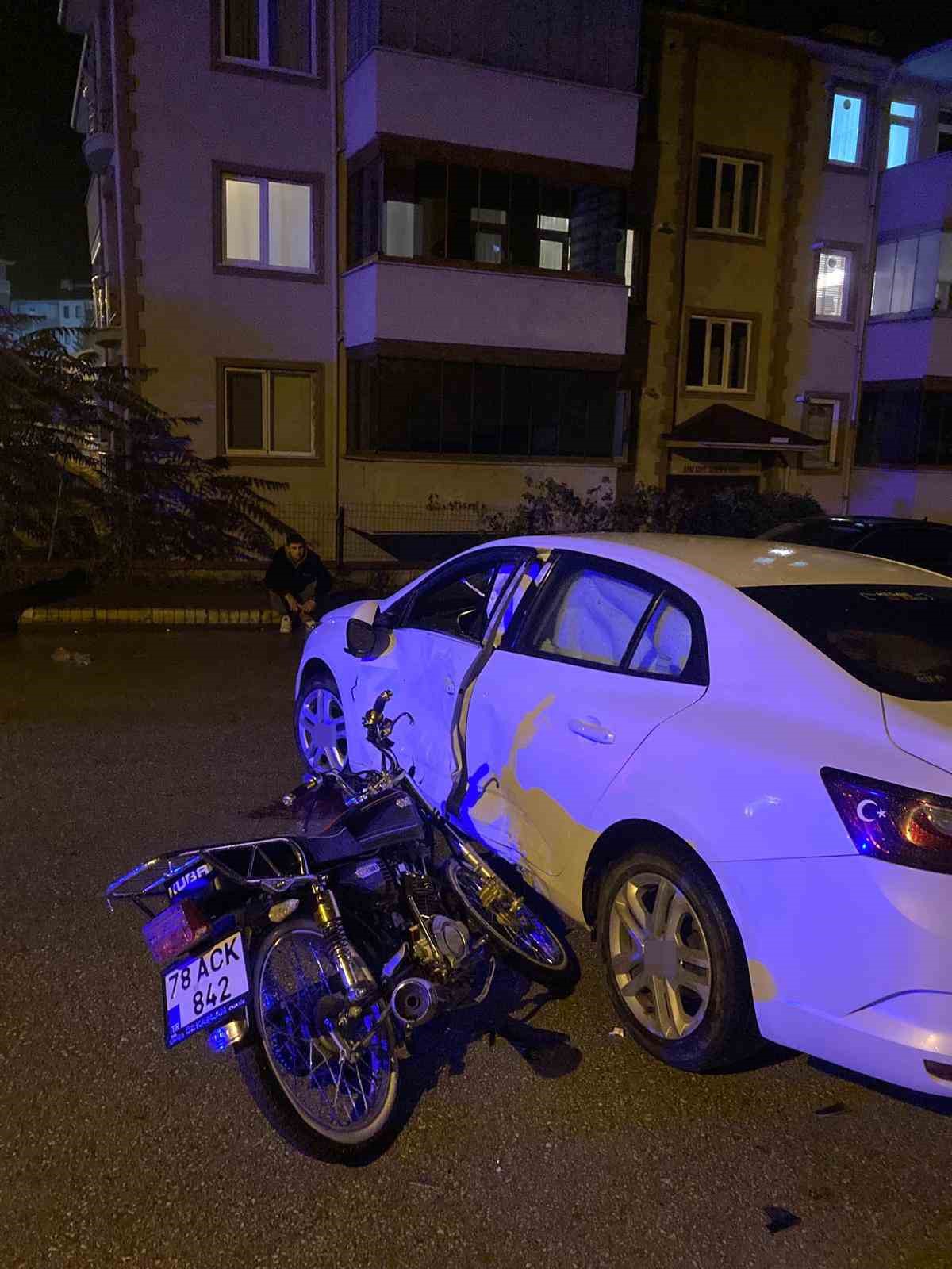 Otomobil ile motosiklet &ccedil;arpıştı: 1&rsquo;i ağır 2 yaralı
