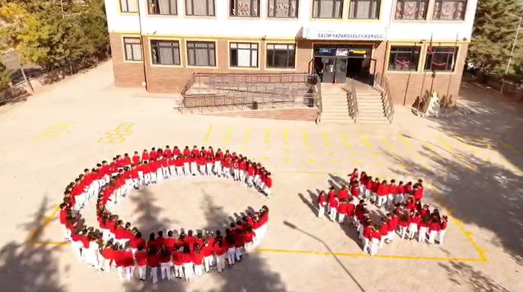 &Ouml;ğrencilerin ay-yıldız koreografisi b&uuml;y&uuml;k beğeni topladı
