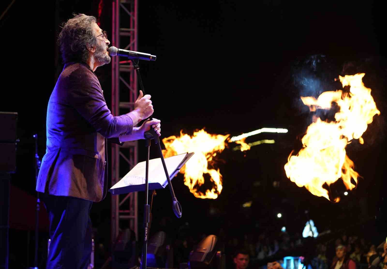 Yağmur altında Cumhuriyet coşkusu: Ünlü şarkıcı Fettah Can hayranlarıyla buluştu