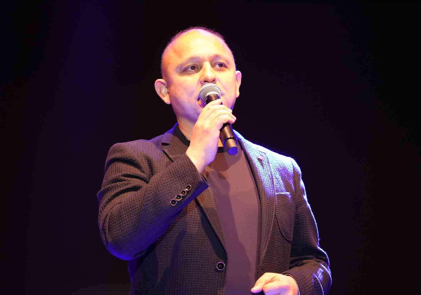 Yağmur altında Cumhuriyet coşkusu: Ünlü şarkıcı Fettah Can hayranlarıyla buluştu