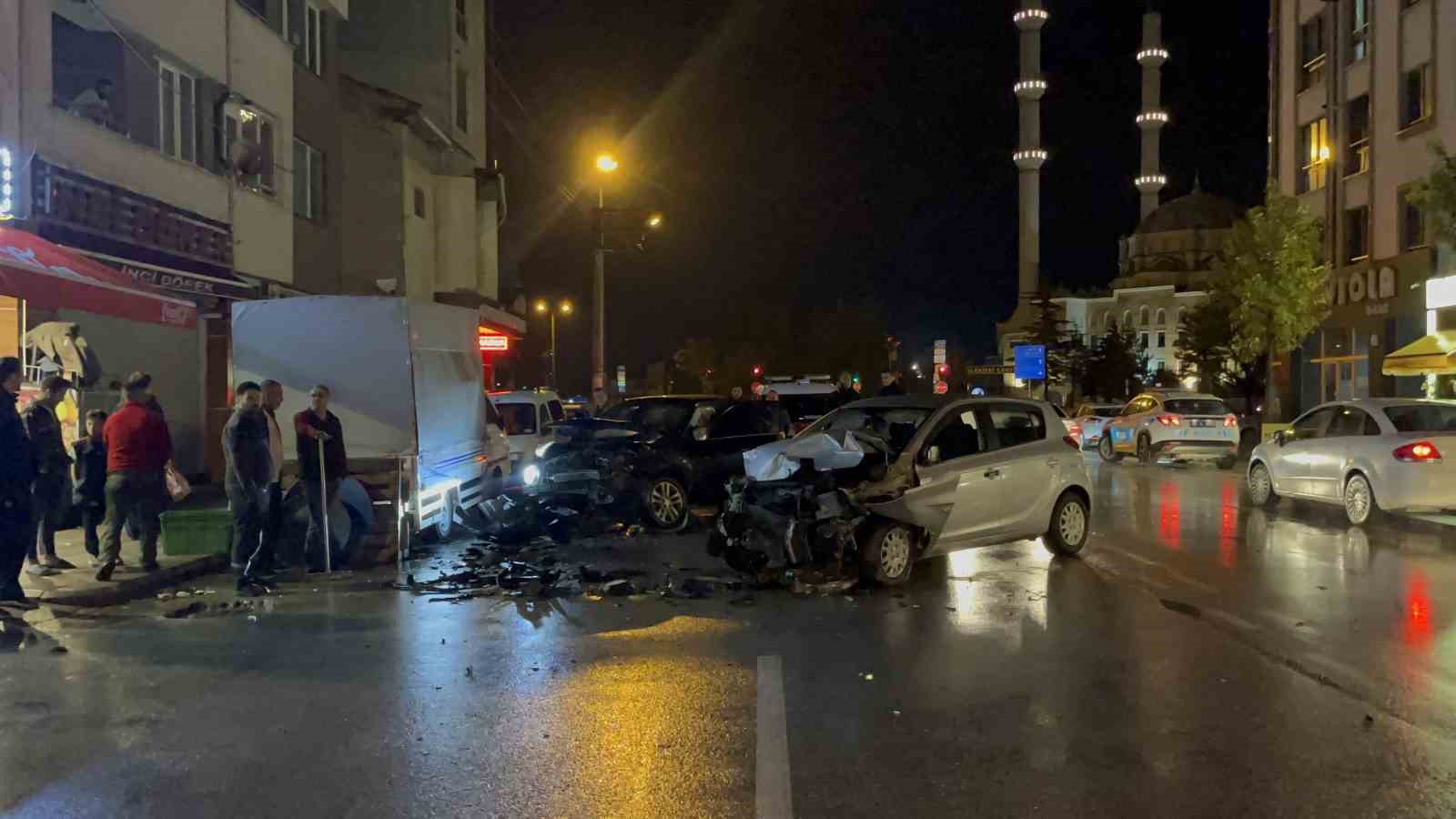 Üç araca vurup yoluna devam etti, karşı şeritte otomobille kafa kafaya çarpıştı: 1 yaralı