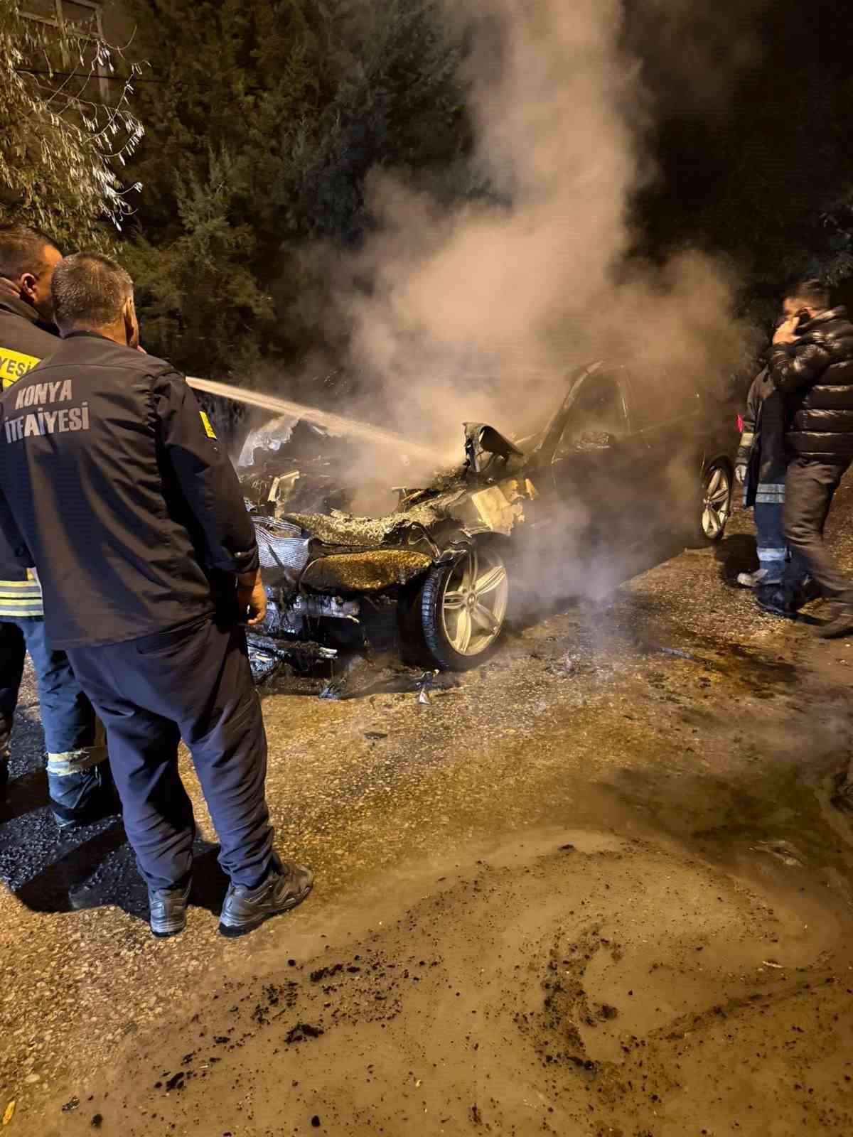 Seyir halindeki otomobil alev aldı