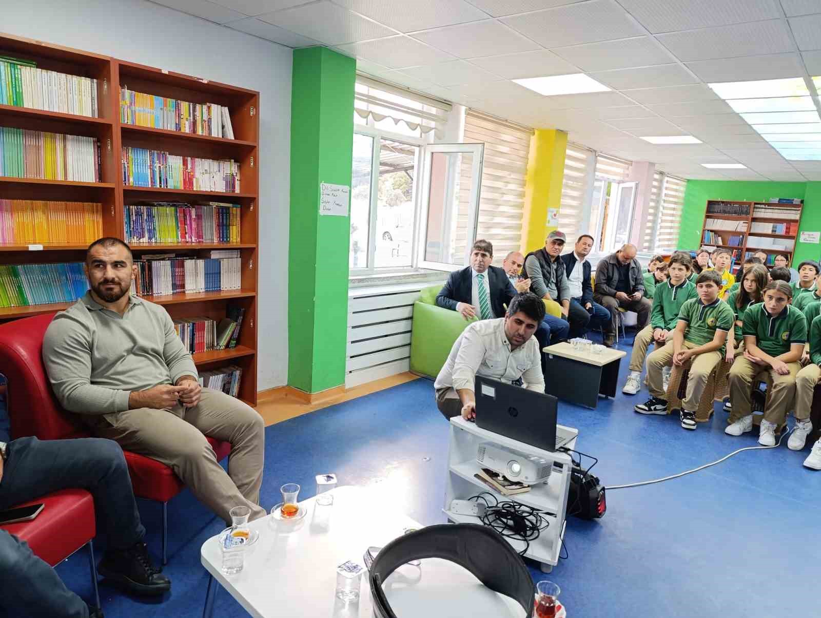 Milli Güreşçi Feyzullah Aktürk, öğrencilerle söyleşide buluştu