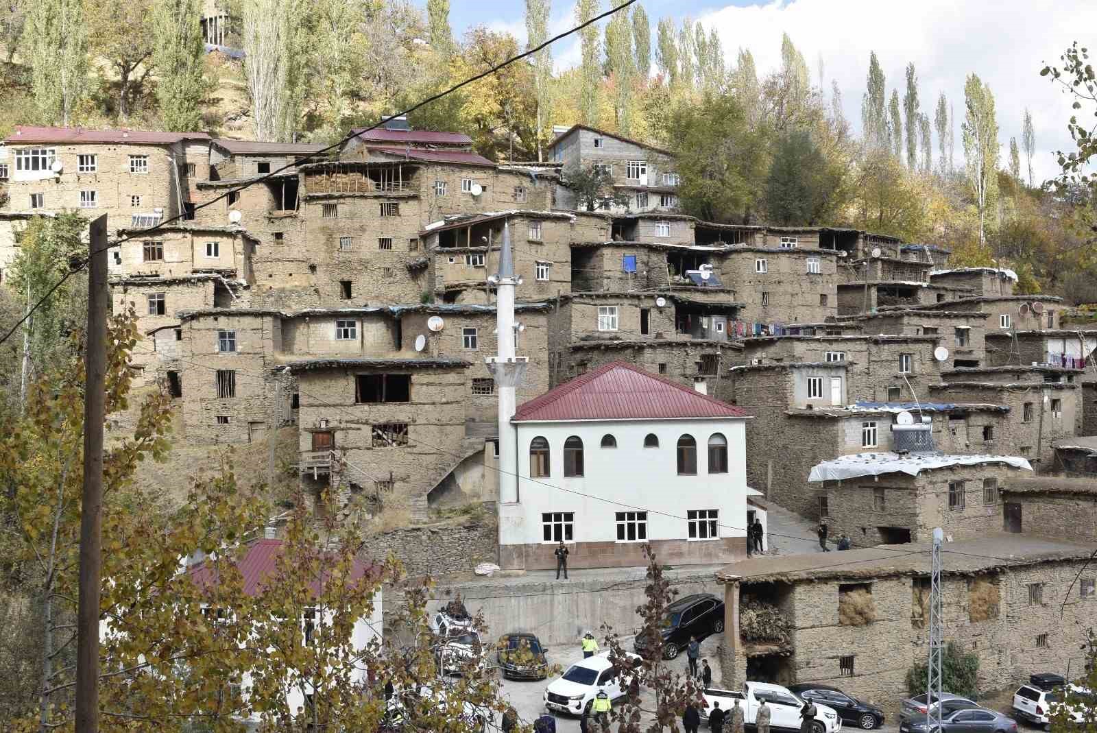 Vali Karakaya: "Uzuntaş, sadece bir köy değil Bitlis’in kültürel hafızasıdır"