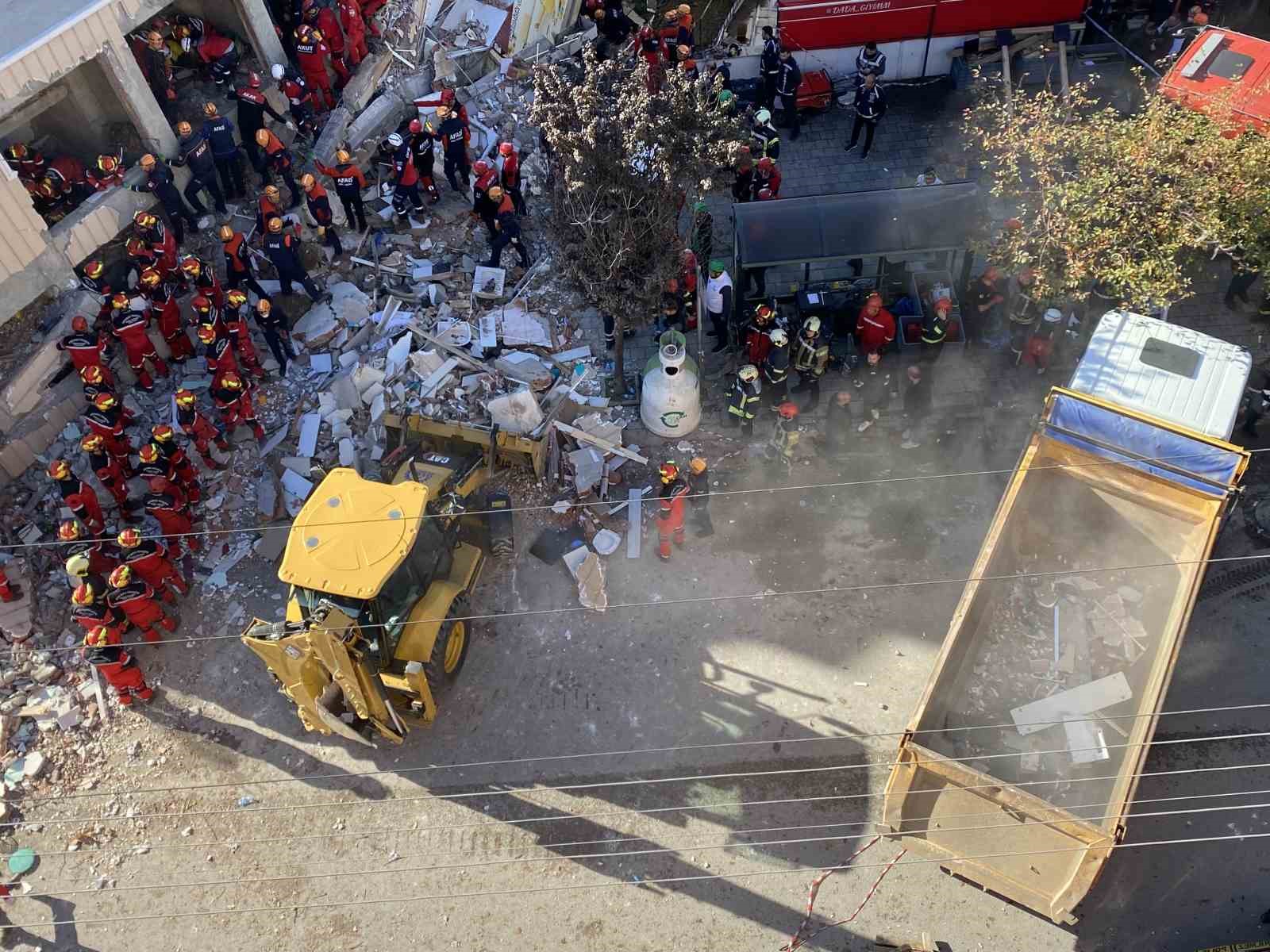 Enkaz altında 7 kişinin olduğu tahmin ediliyor
