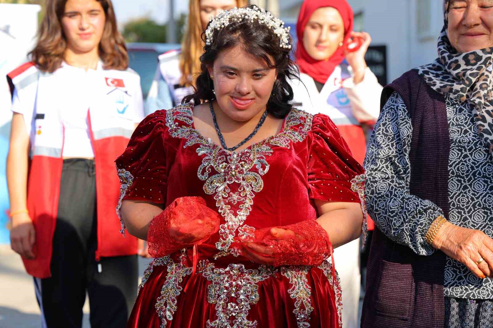 Down sendromlu Melek&rsquo;in gelinlik hayali ger&ccedil;ek oldu
