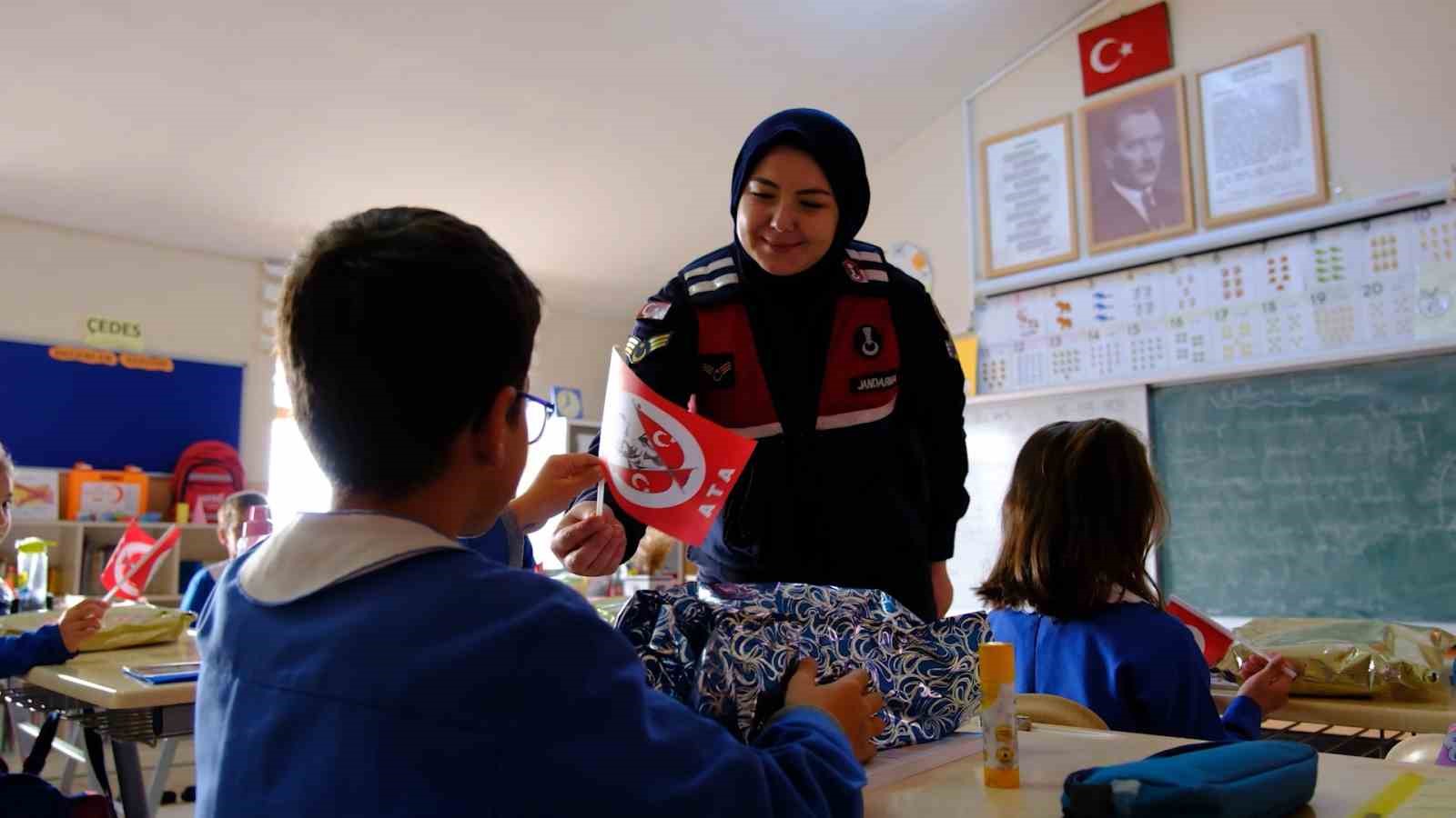 Bayburt jandarmadan &ouml;ğrencilere anlamlı &rsquo;Cumhuriyet&rsquo; s&uuml;rprizi: Renksiz duvara dev şanlı T&uuml;rk bayrağı &ccedil;izildi
