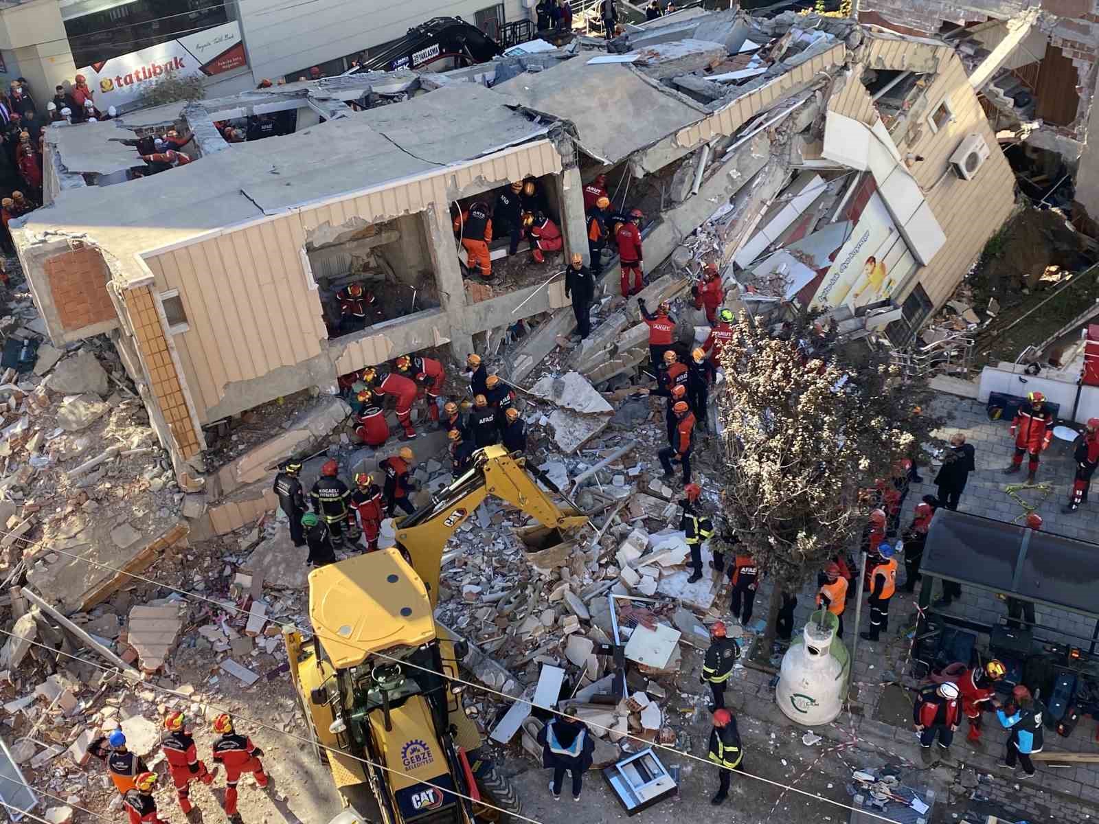 Kocaeli Valisi Aktaş: "Ailenin binanın 2. katında oturduğunu değerlendiriyoruz"