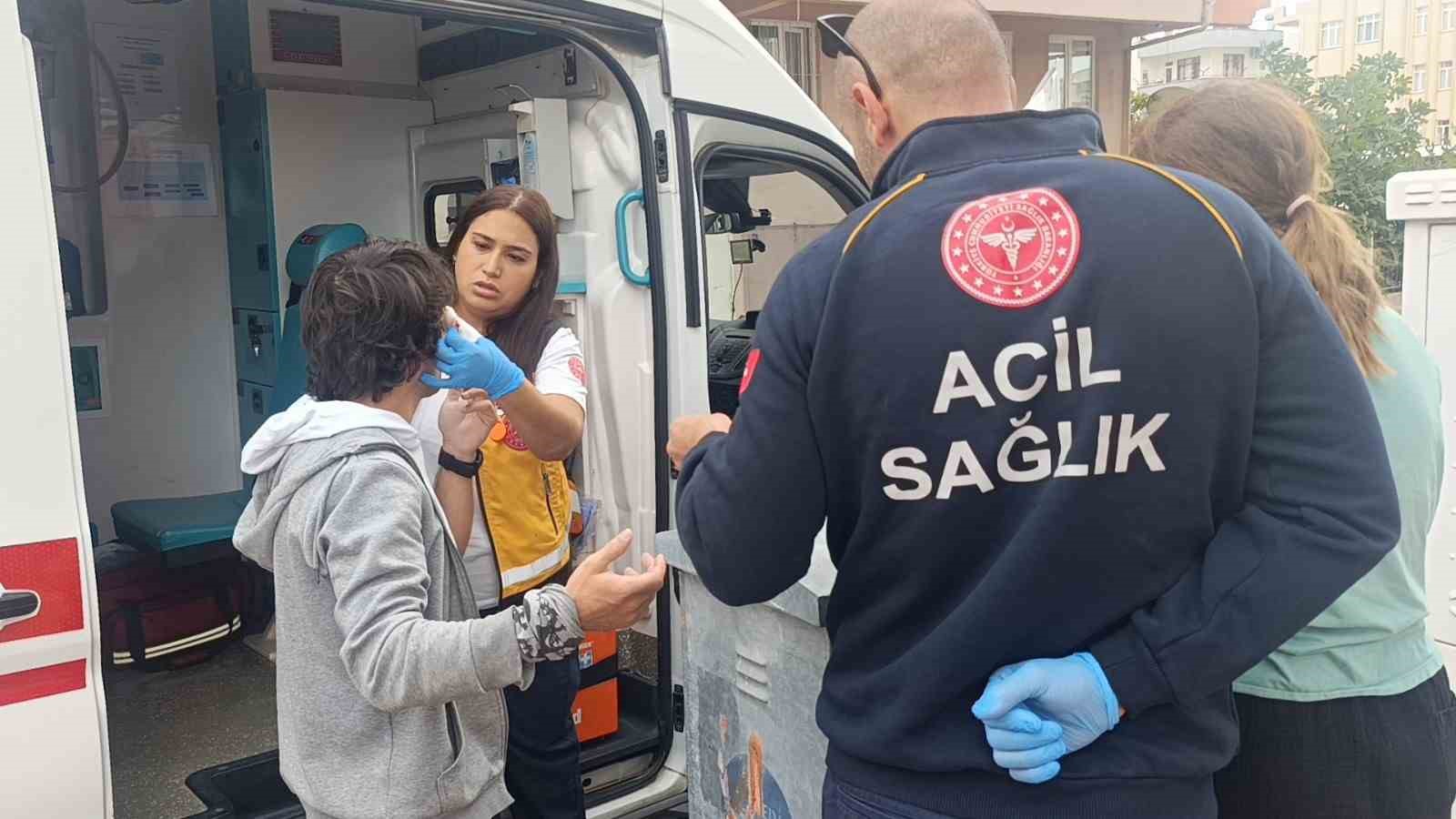 Motosiklet, hafif ticari araca çarpmamak için devrildi: 2 yaralı